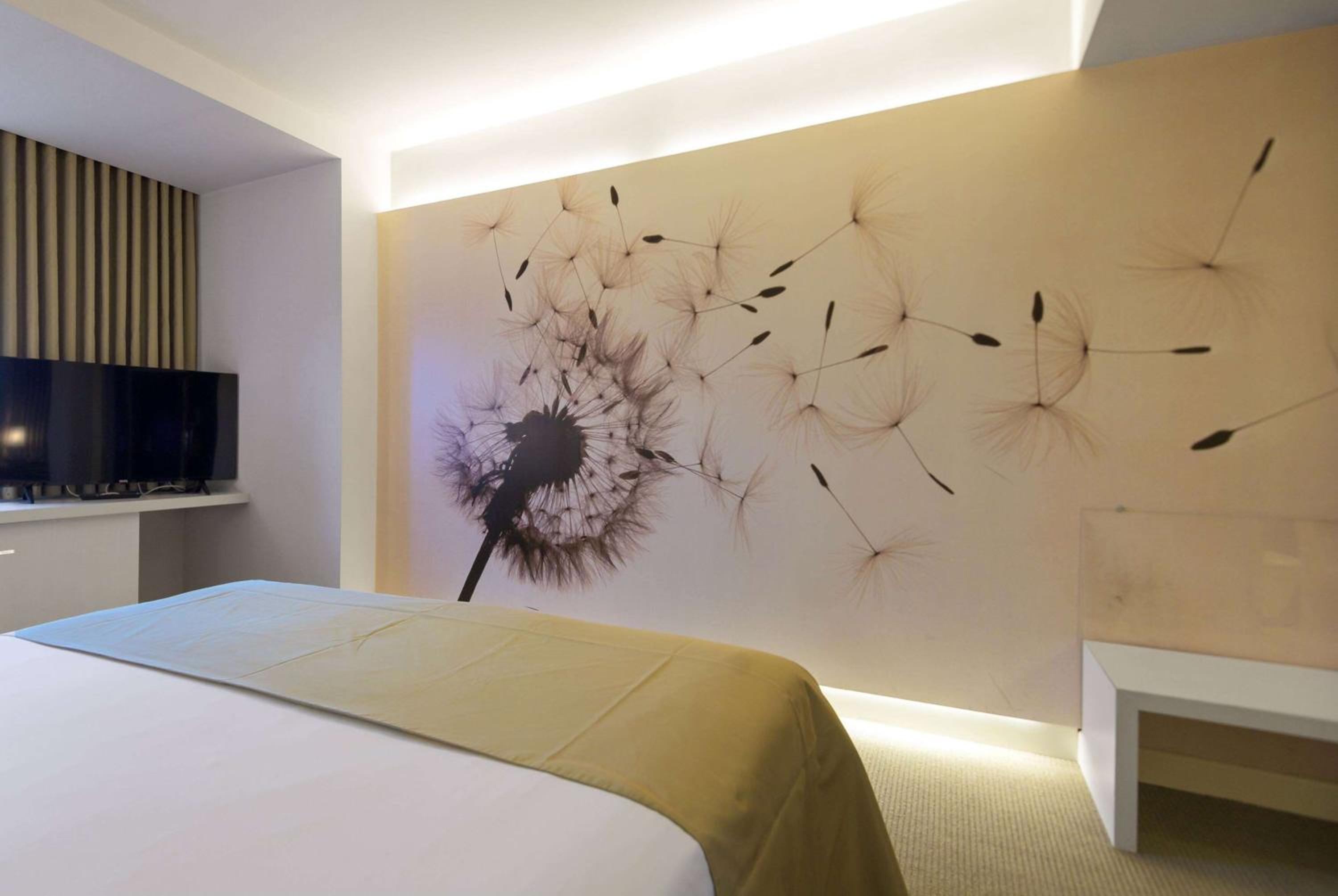 King Room - Non-Smoking - Photo 1