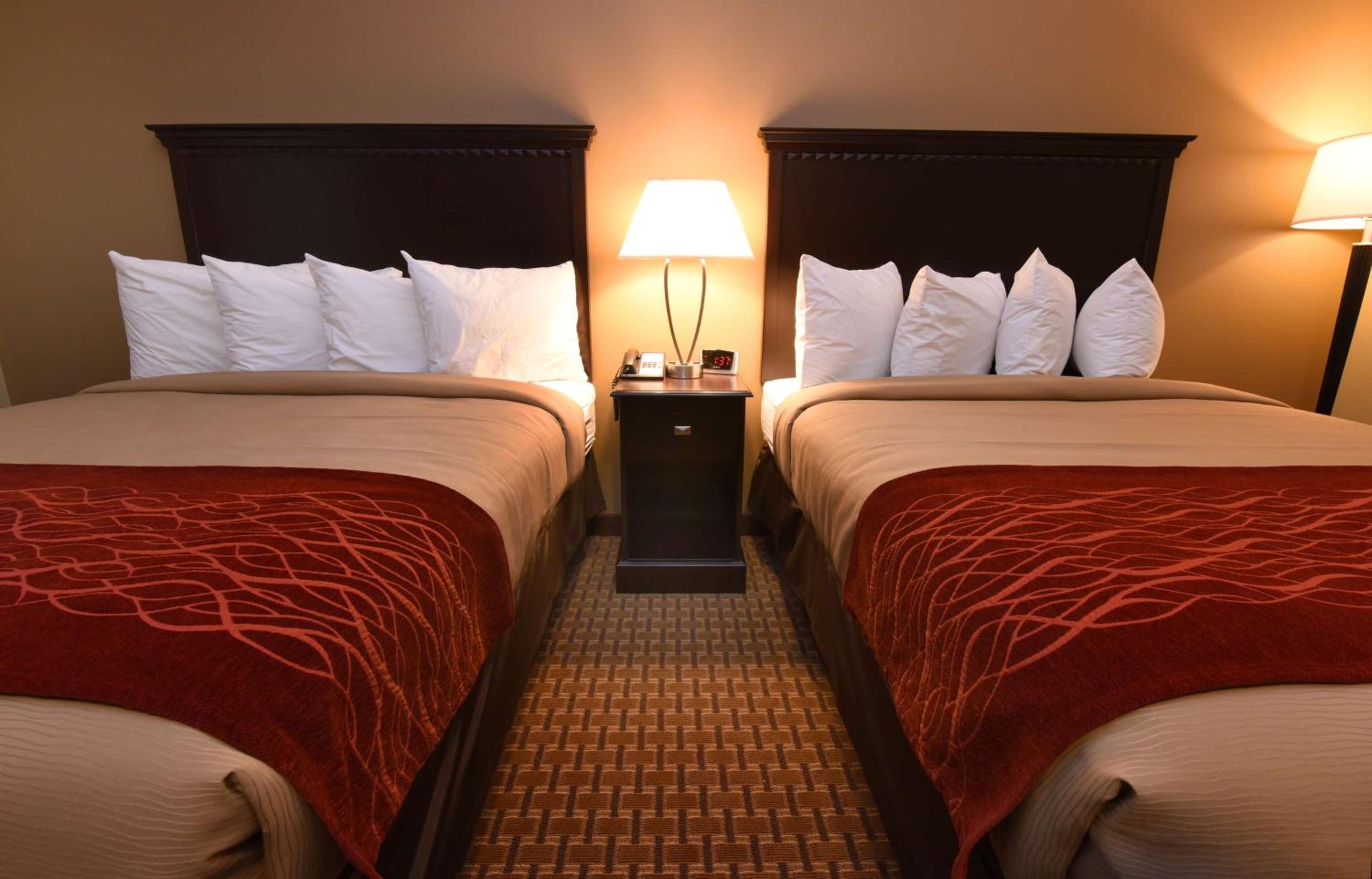 Queen Room with Two Queen Beds - Photo 3