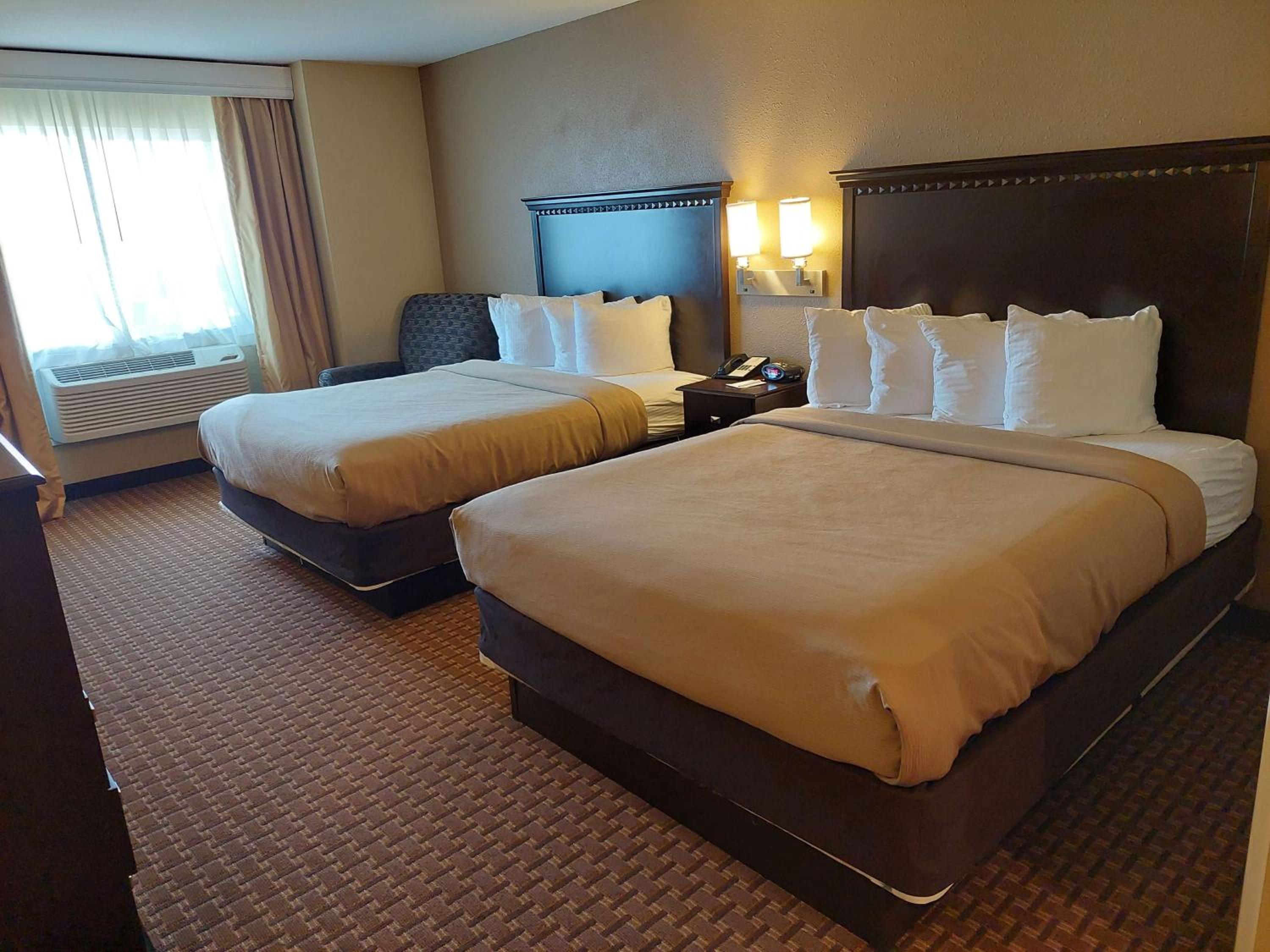 Queen Room with Two Queen Beds - Photo 4