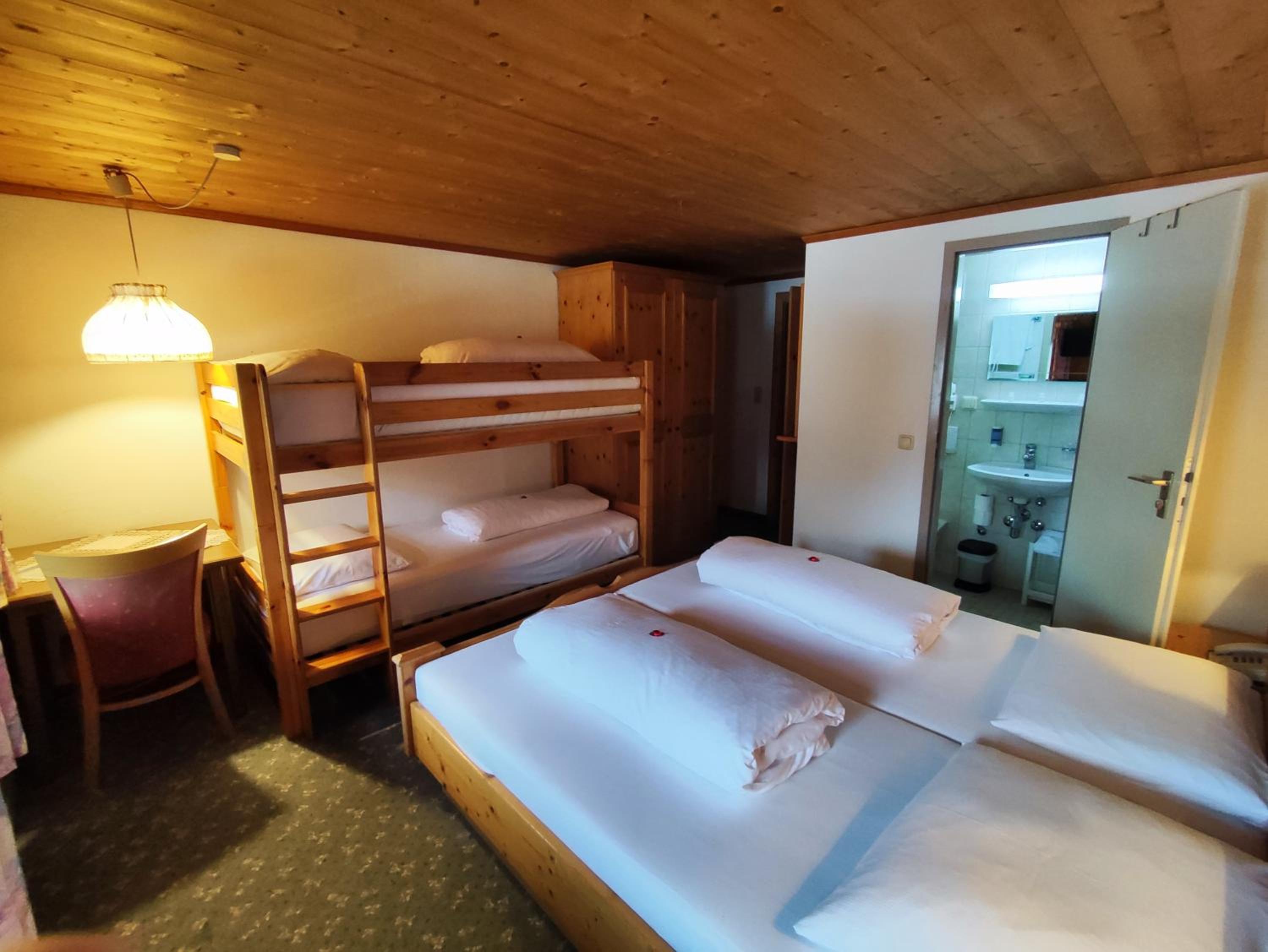 Economy Quadruple Room - Photo 5
