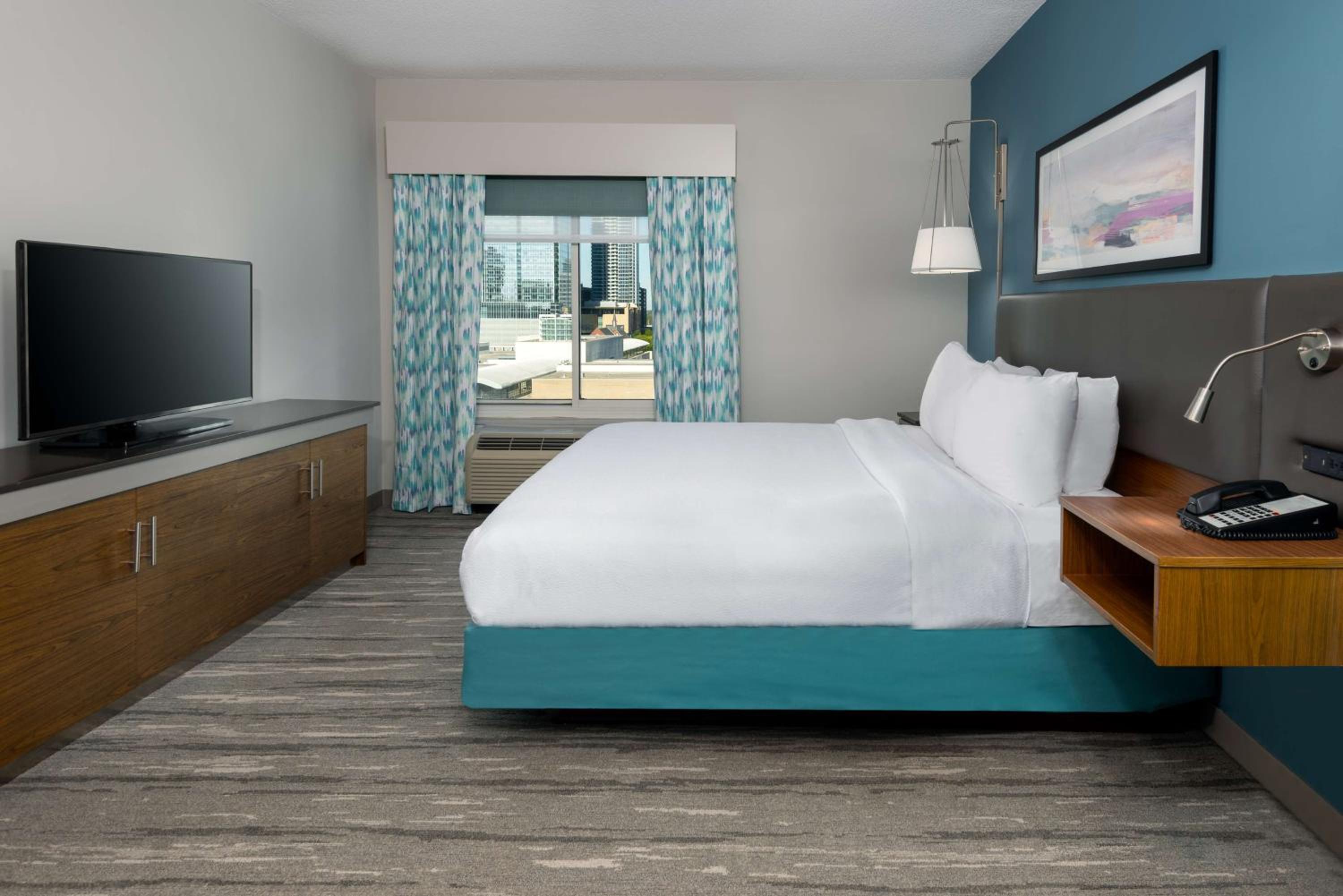 One-Bedroom King Suite - Photo 3