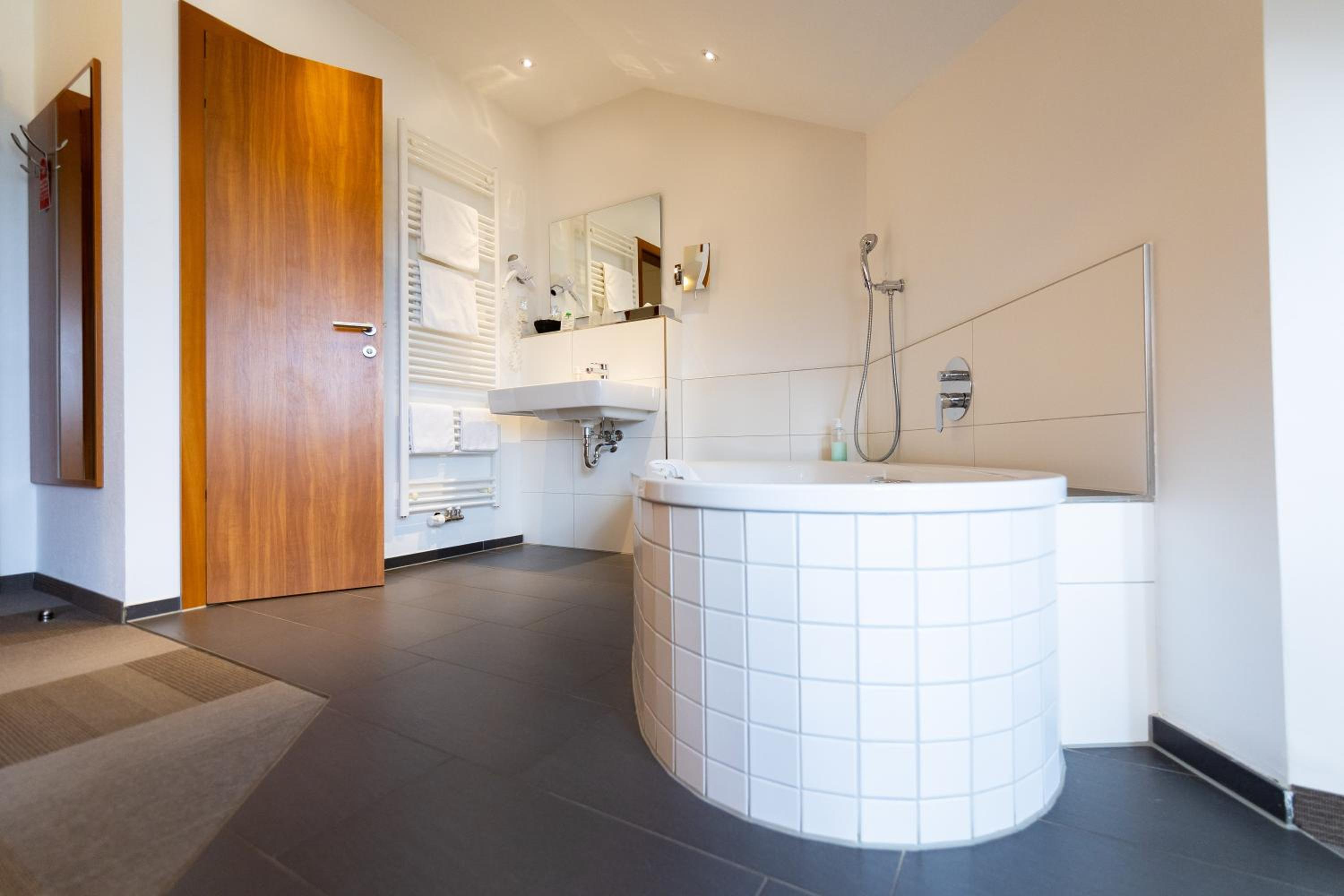 Suite - Photo 3