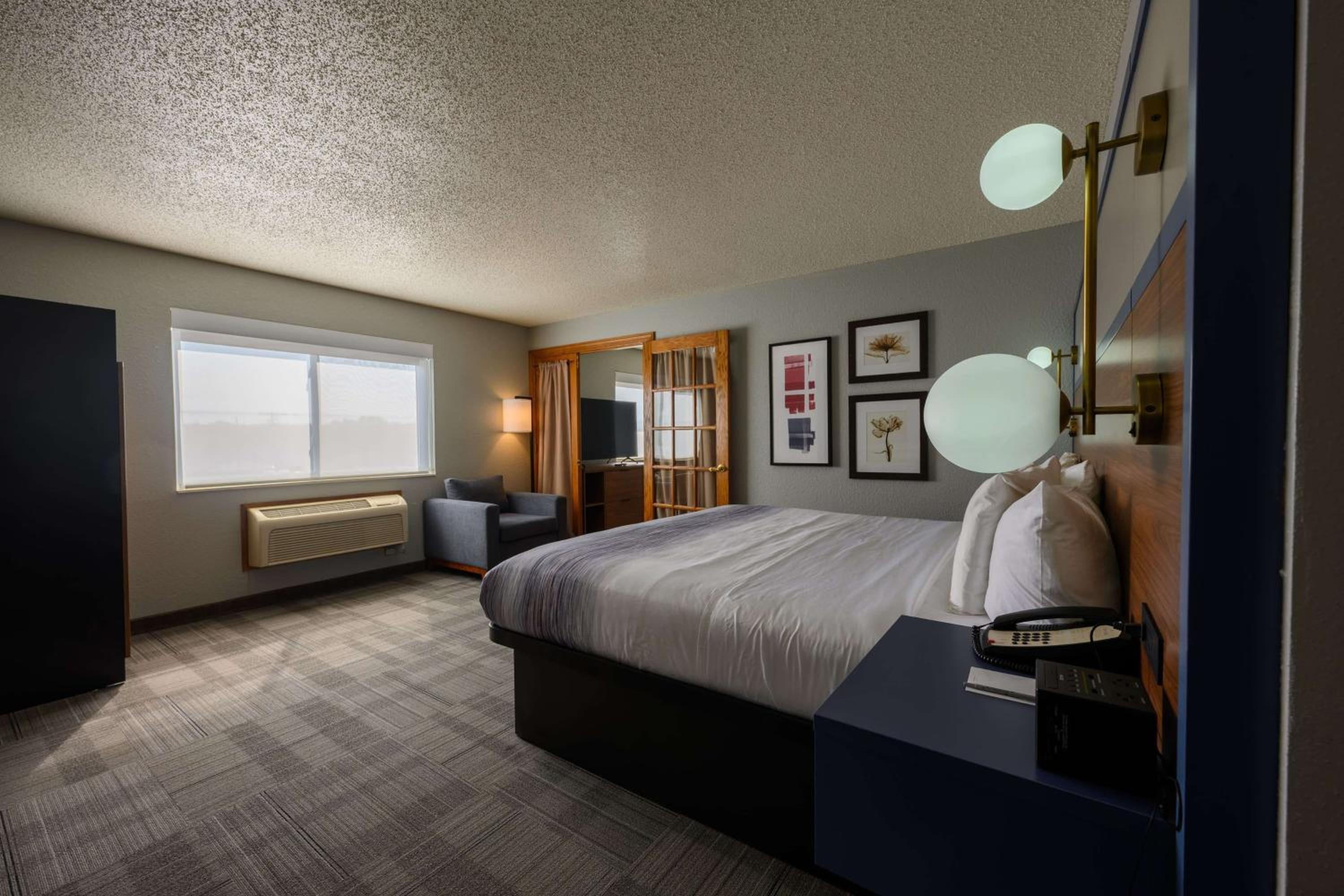 One-Bedroom King Suite - Non-Smoking - Photo 1