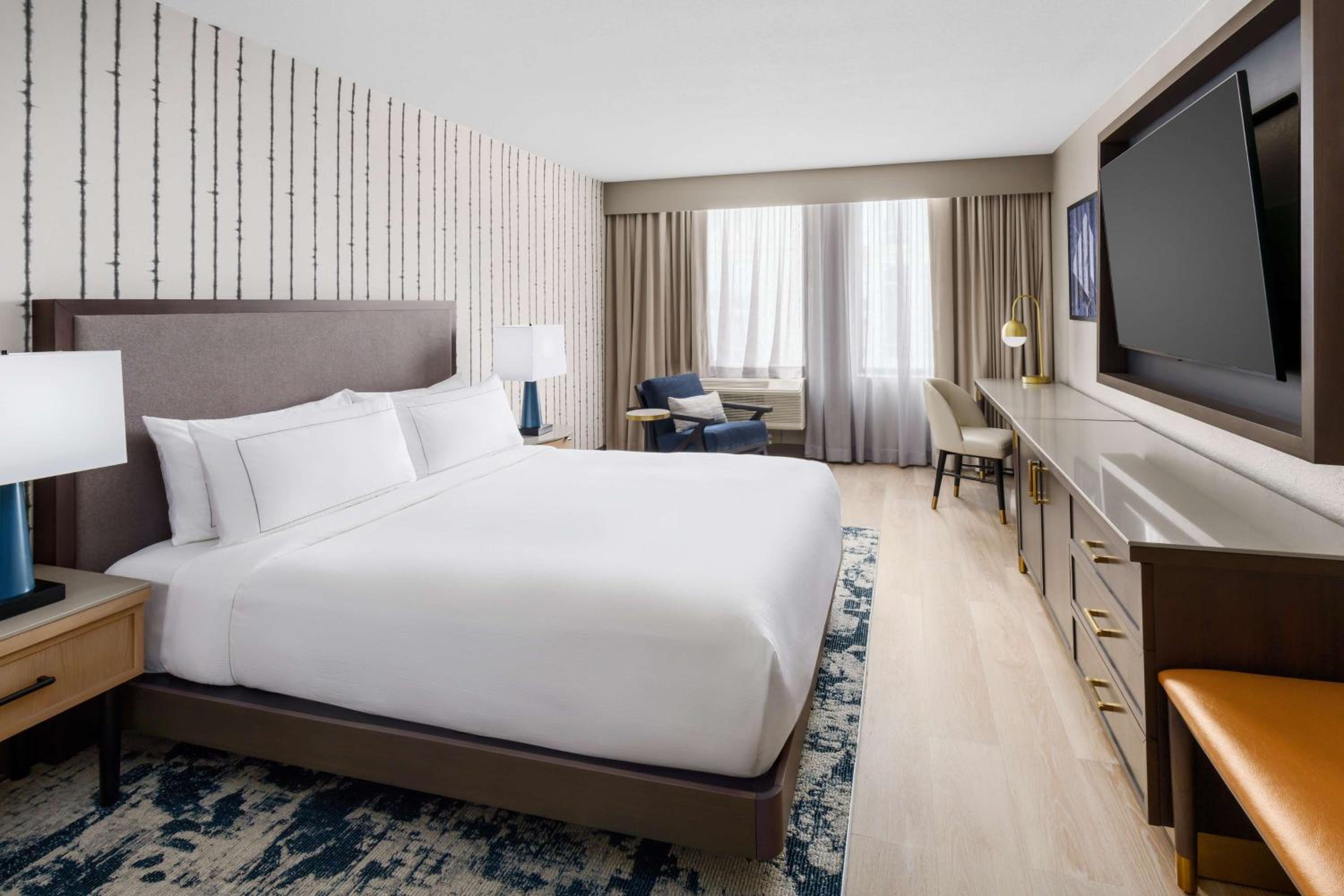 Deluxe King Room - Photo 7