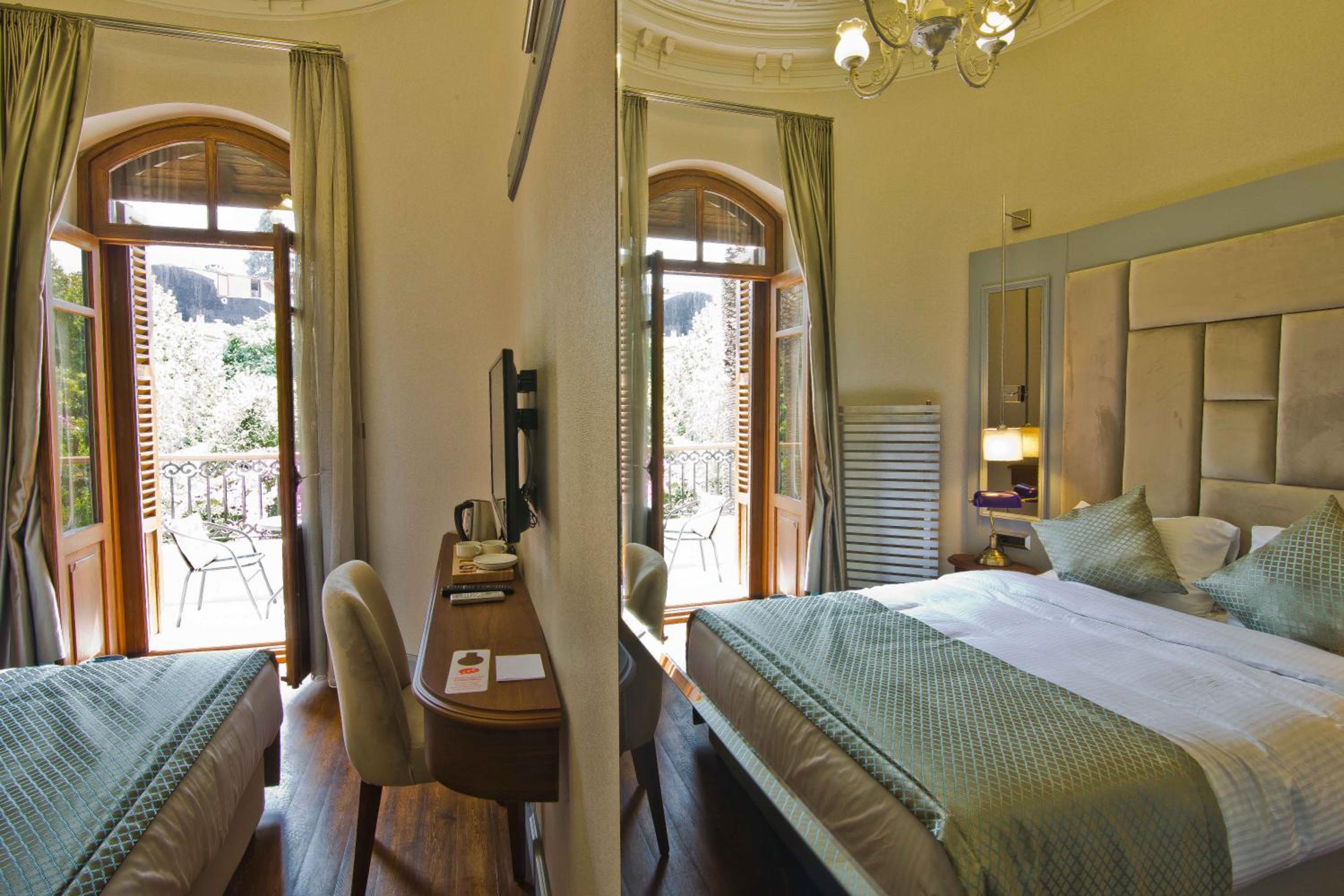Deluxe Double Room with Balcony photo 3