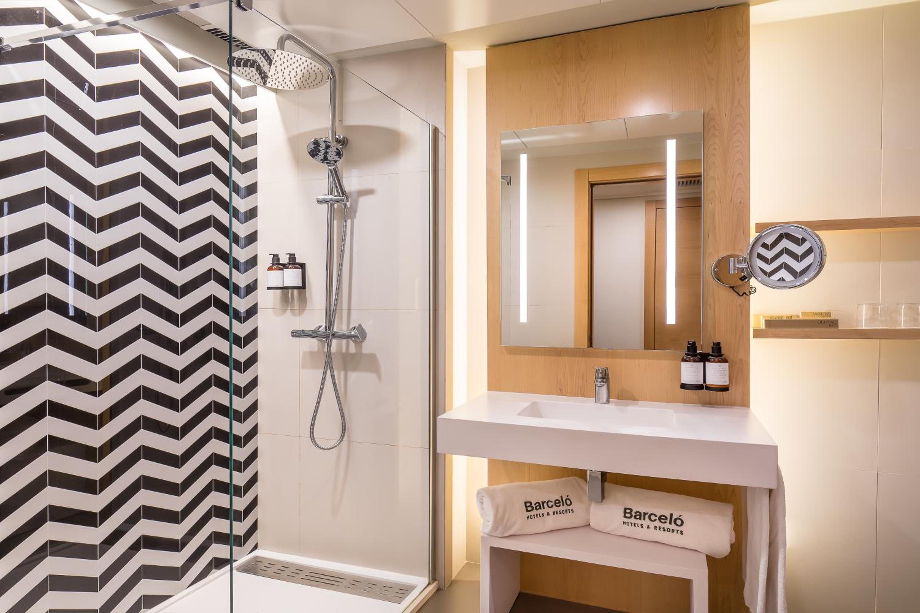 Superior Triple Room (2 Adults + 1 Child) - Photo 5