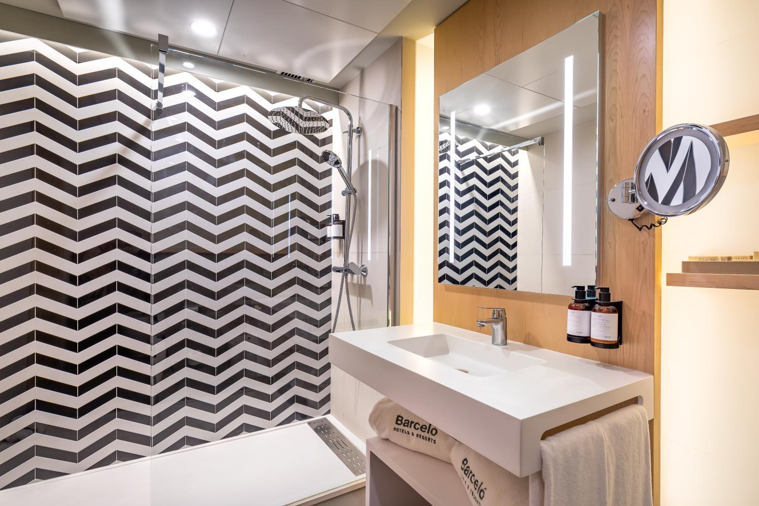 Superior Triple Room (2 Adults + 1 Child) - Photo 3