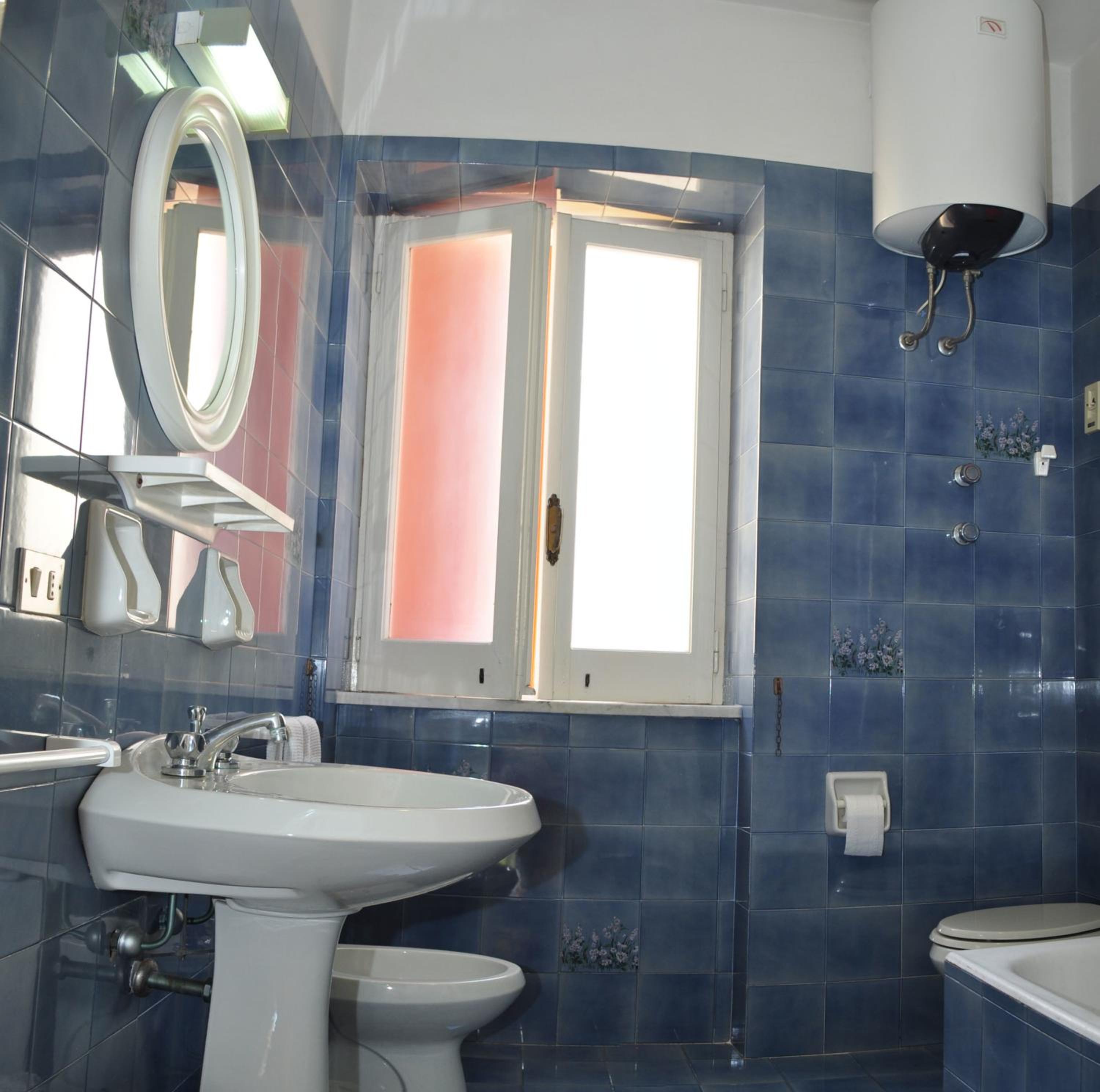 Quadruple Room with Sea View - Photo 6