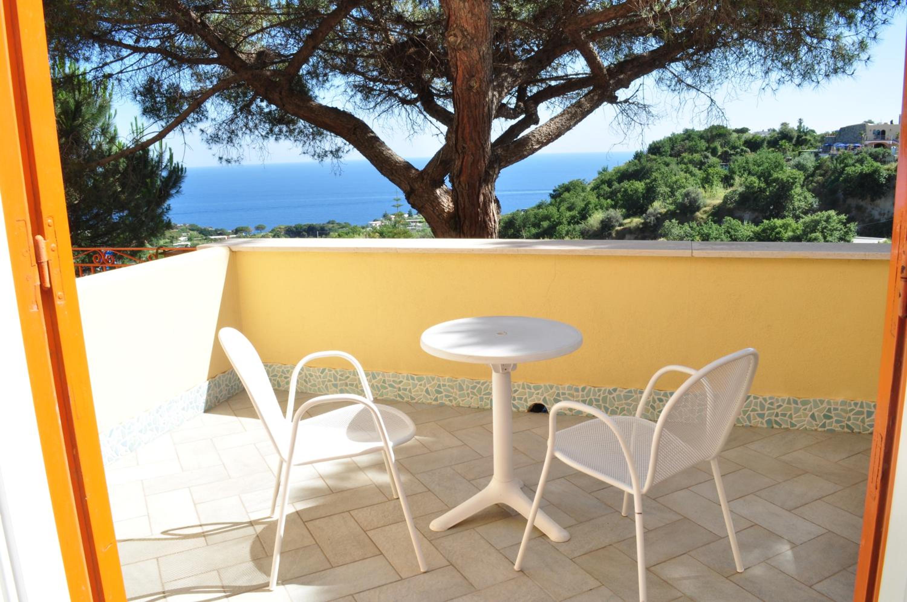 Quadruple Room with Sea View - Photo 11