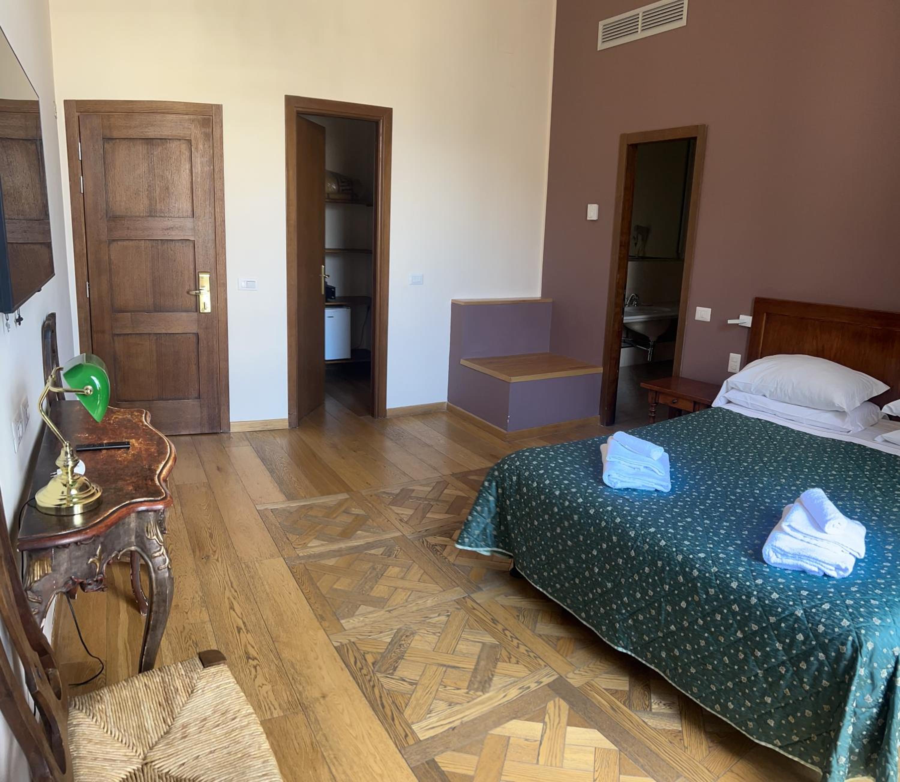 Deluxe Double Room with Balcony photo 2