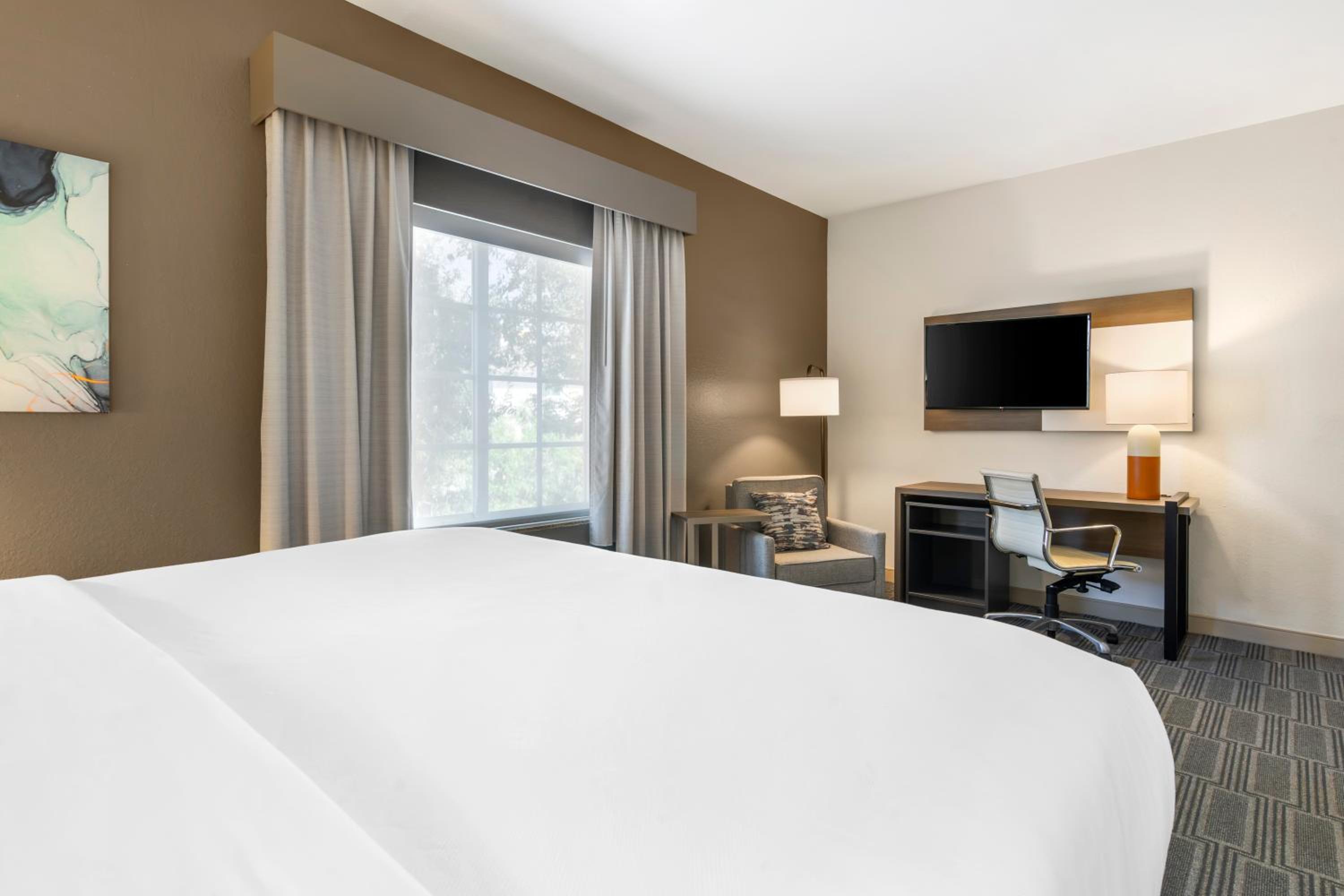 Standard King Room - Non-Smoking  - Photo 1
