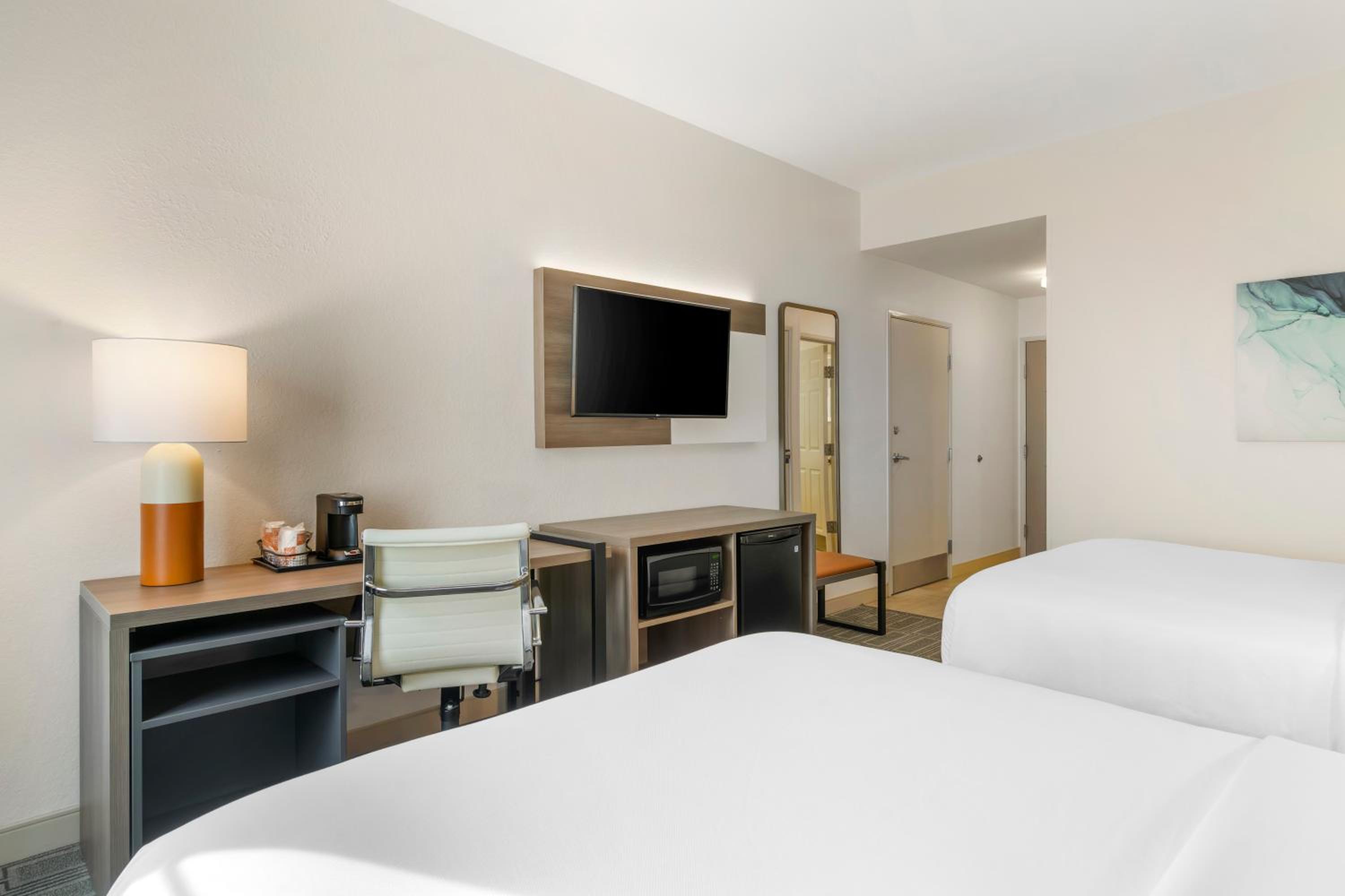 Queen Room with Two Queen Beds - Accessible/Non-Smoking  - Photo 5