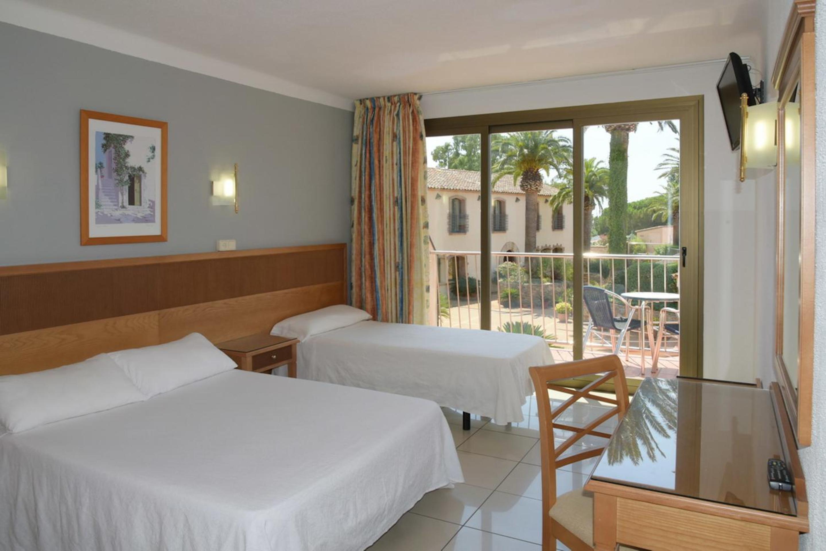 Triple Room (2 Adults + 1 Child) photo 3