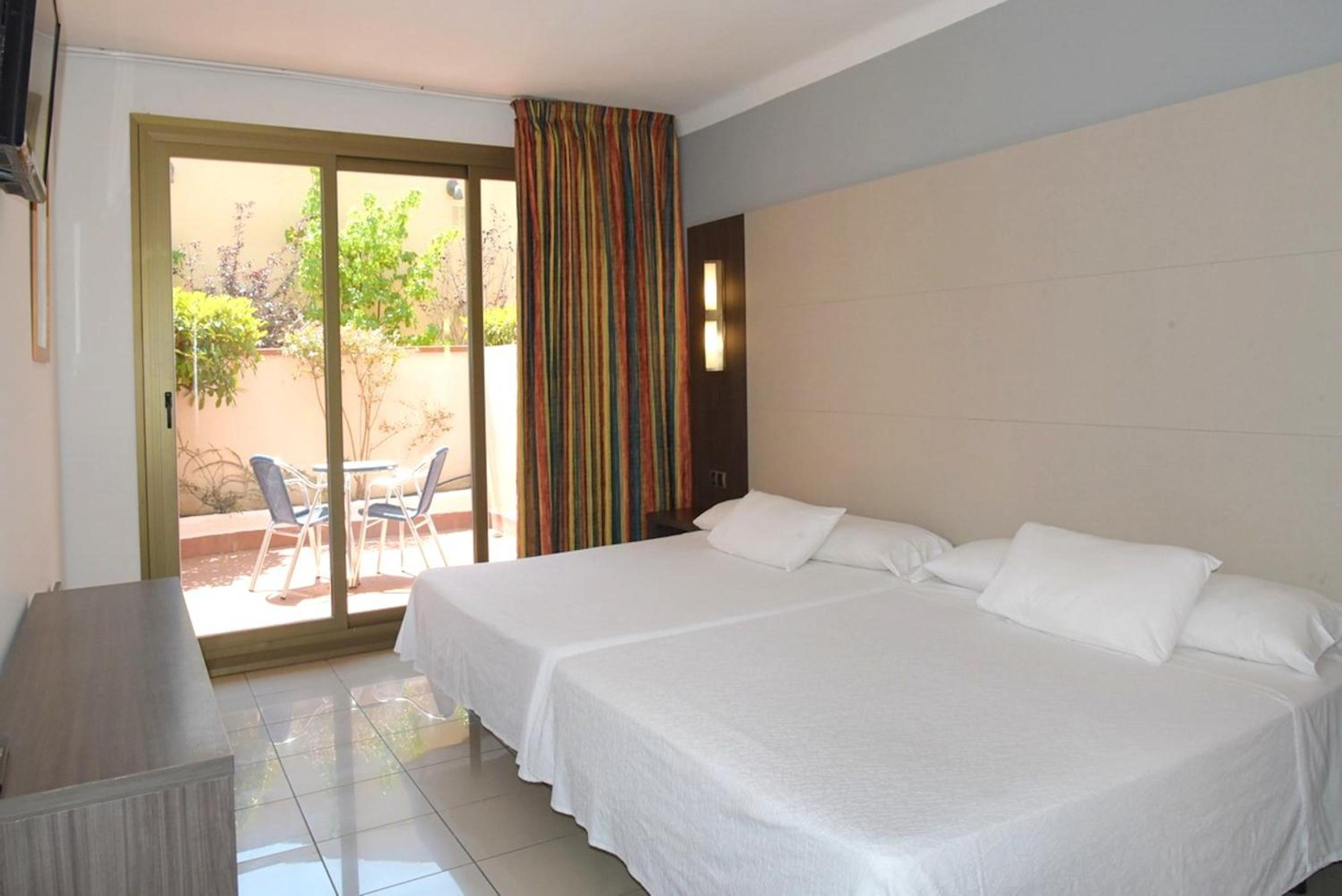 Habitación Cuádruple (2 Adultos + 2 Niños)