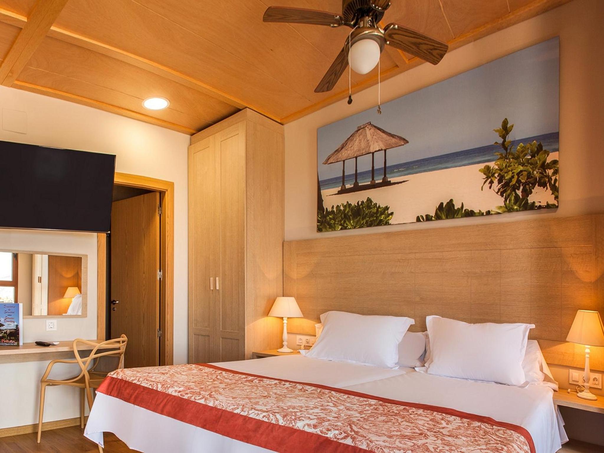 Bungalow de Dos Habitaciones (3 Adultos + 2 Niños) con Acceso al Parque Terra Natura