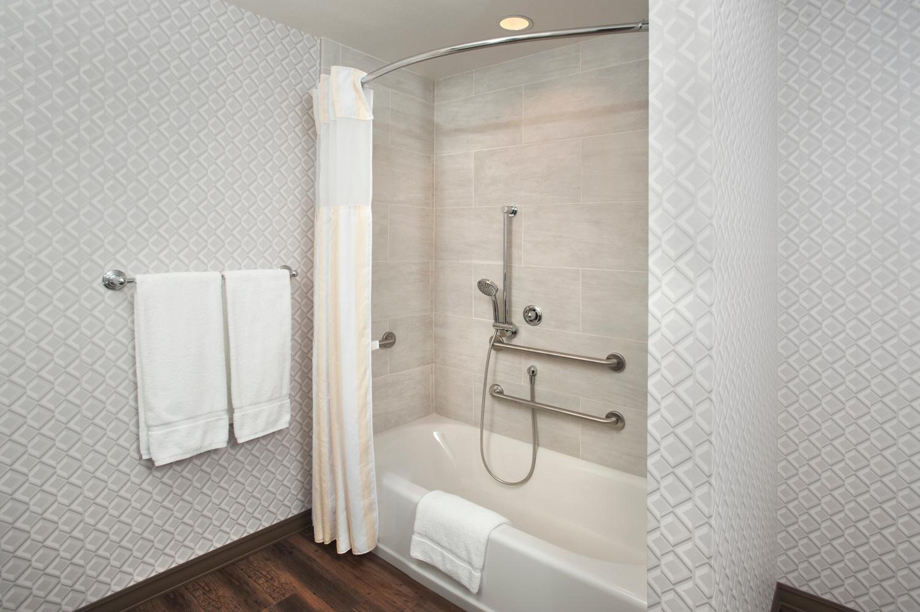 Queen Room with Two Queen Beds - Mobility and Hearing Access photo 2
