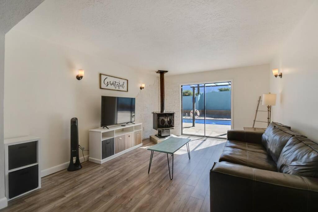 Three-Bedroom House photo 3