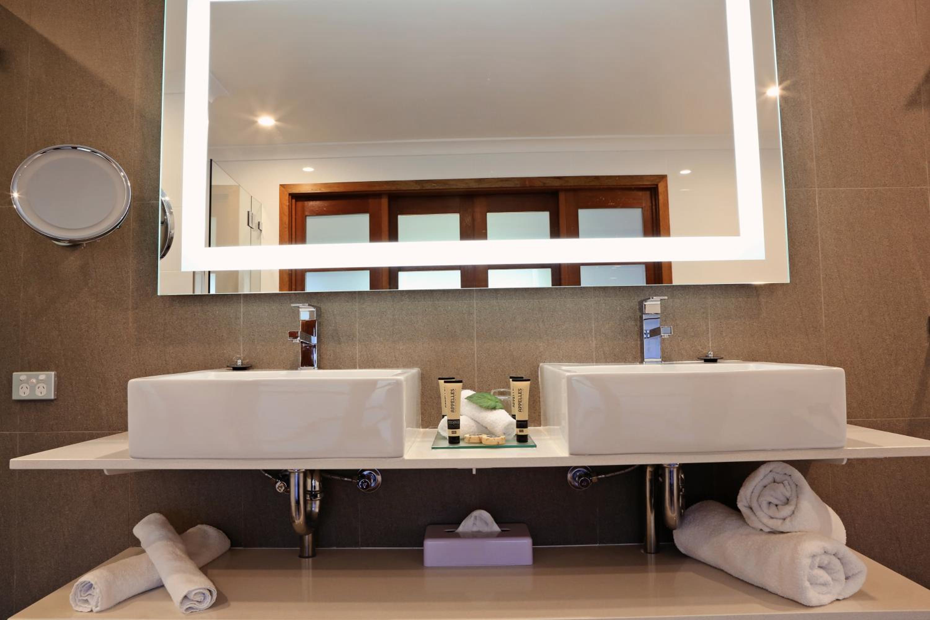 Executive Suite - Photo 4