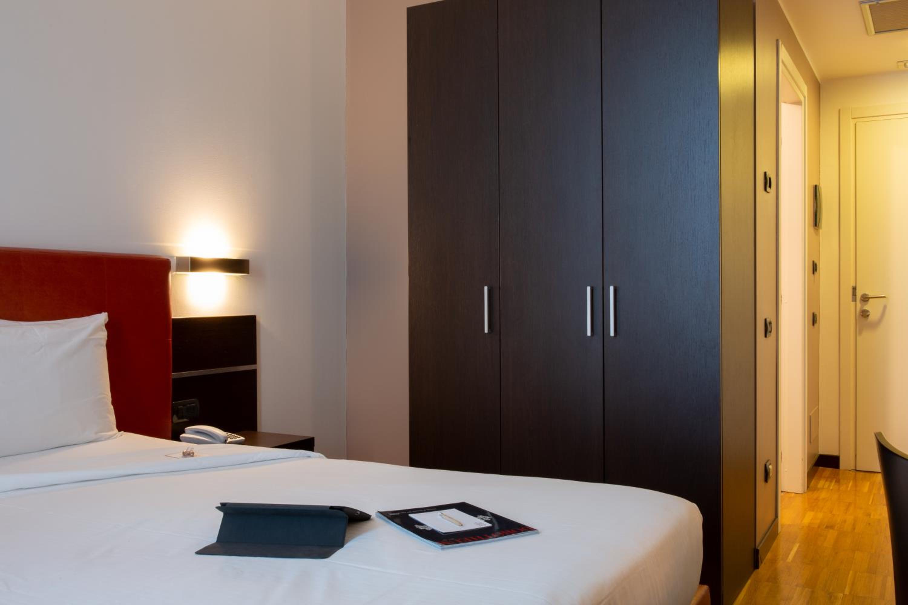 Classic Double or Twin Room - Photo 7