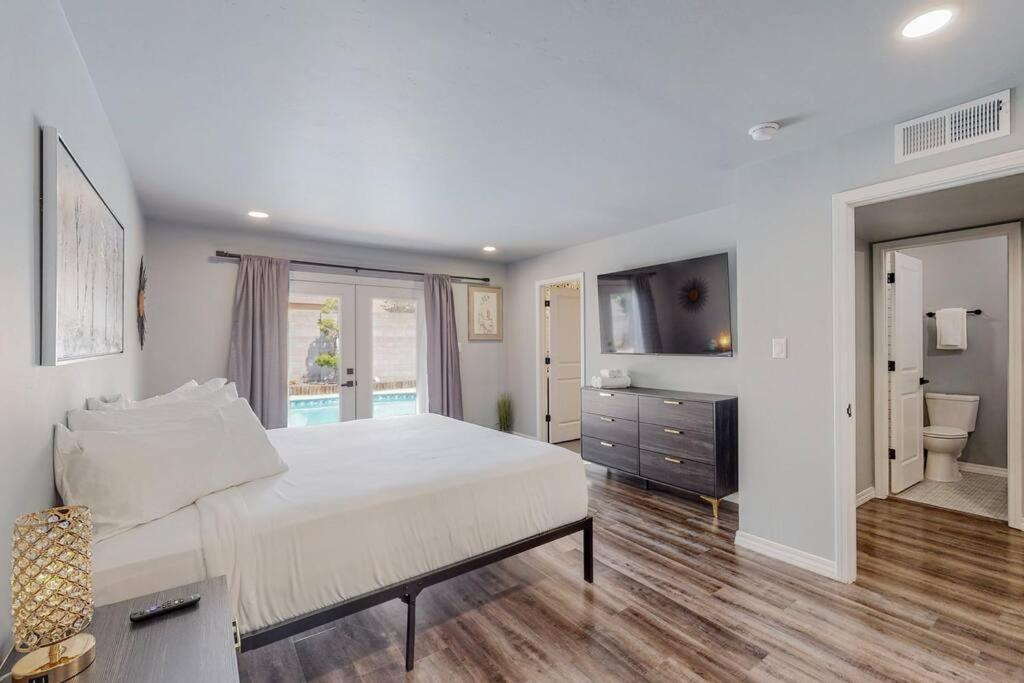 Three-Bedroom House photo 3