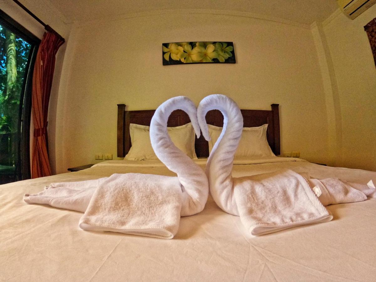 Double Room with Pool View - Photo 9