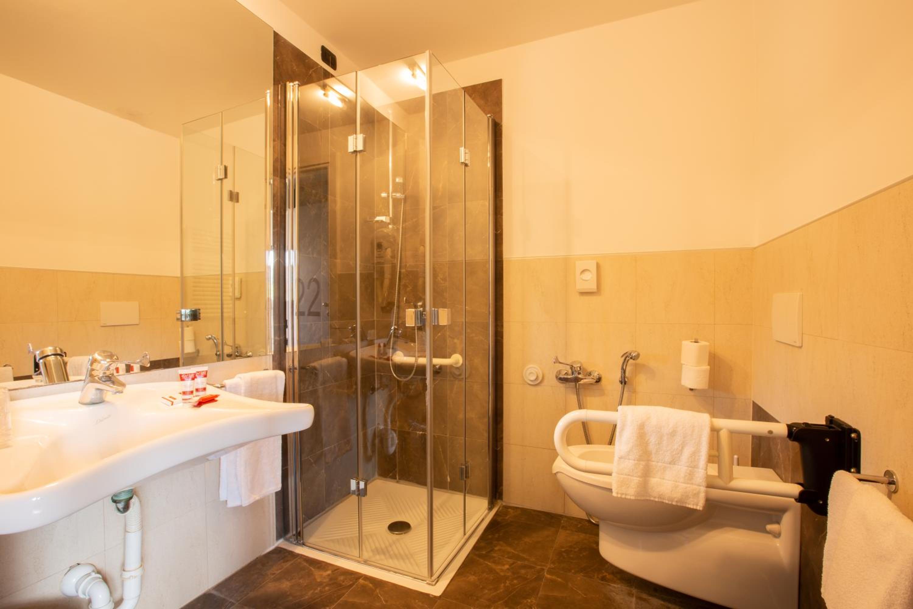 Double or Twin Room with Disability Access - Photo 4