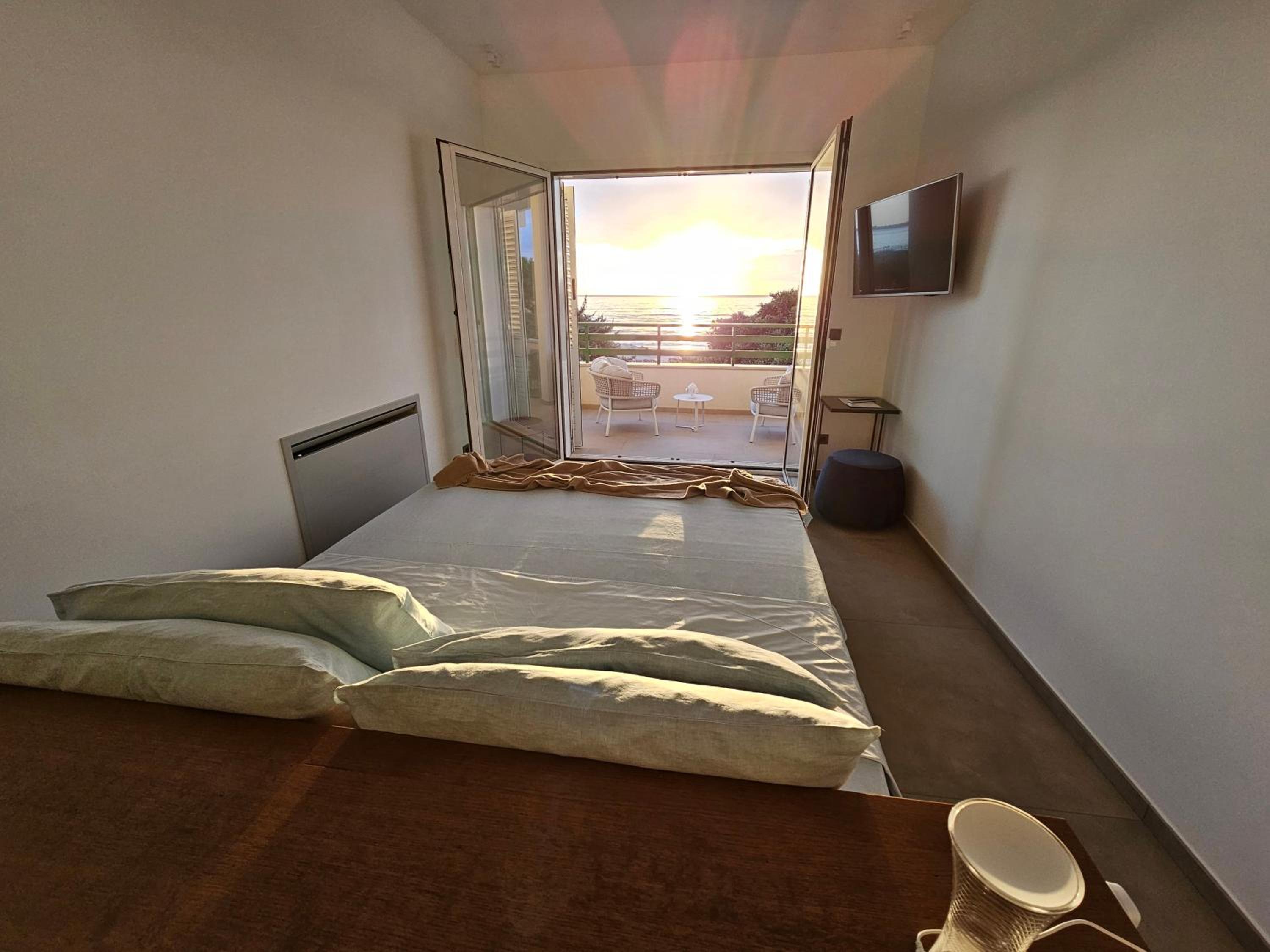 Deluxe King Room - Photo 1