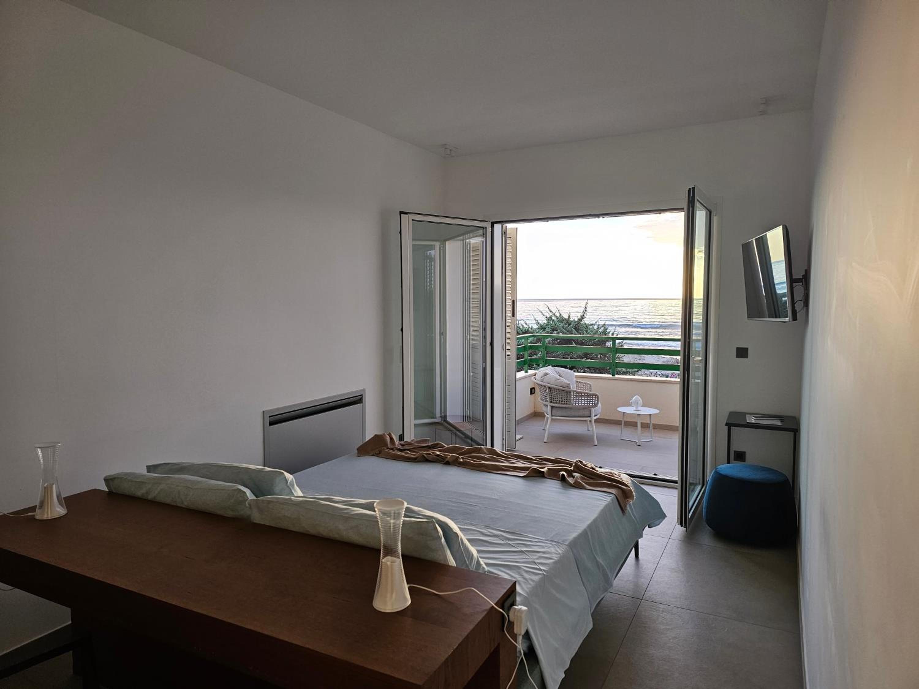 Deluxe King Room - Photo 3