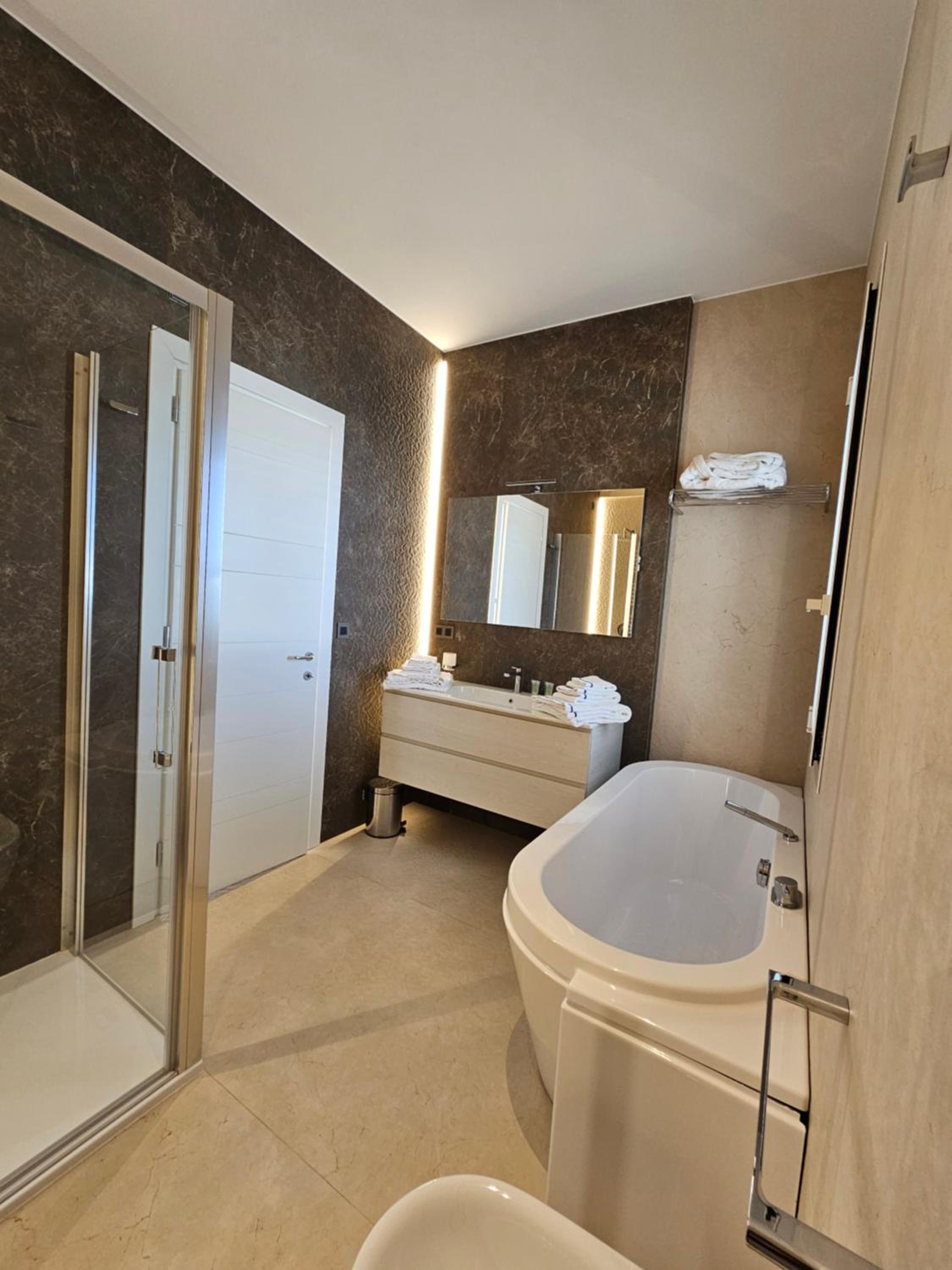 Deluxe King Room - Photo 2
