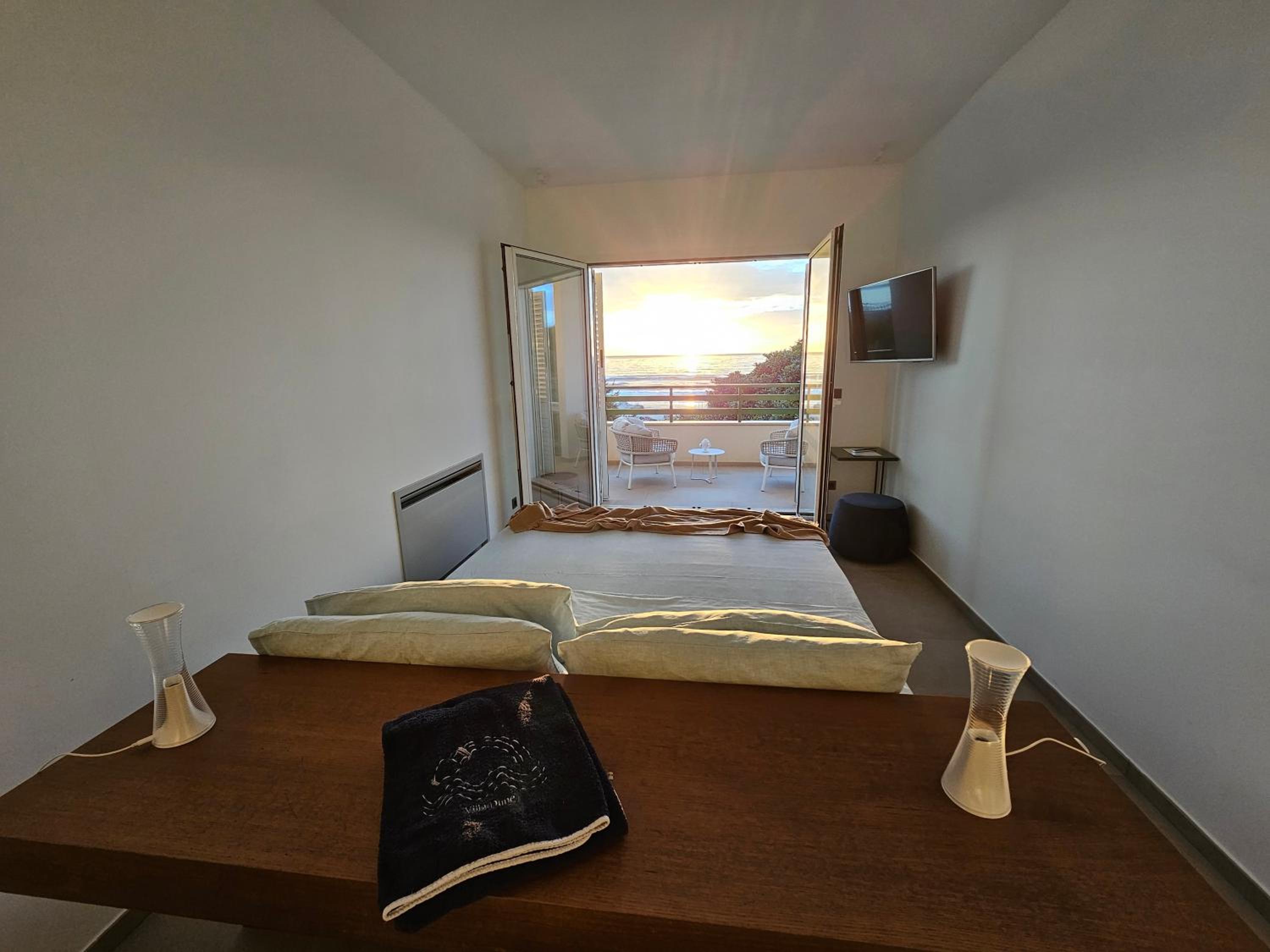 Deluxe King Room - Photo 7