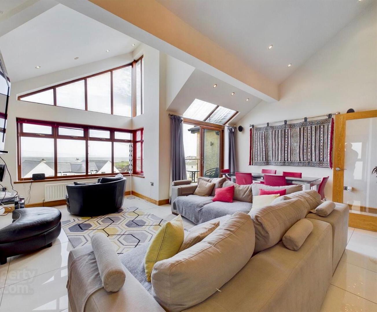 Four-Bedroom House photo 2