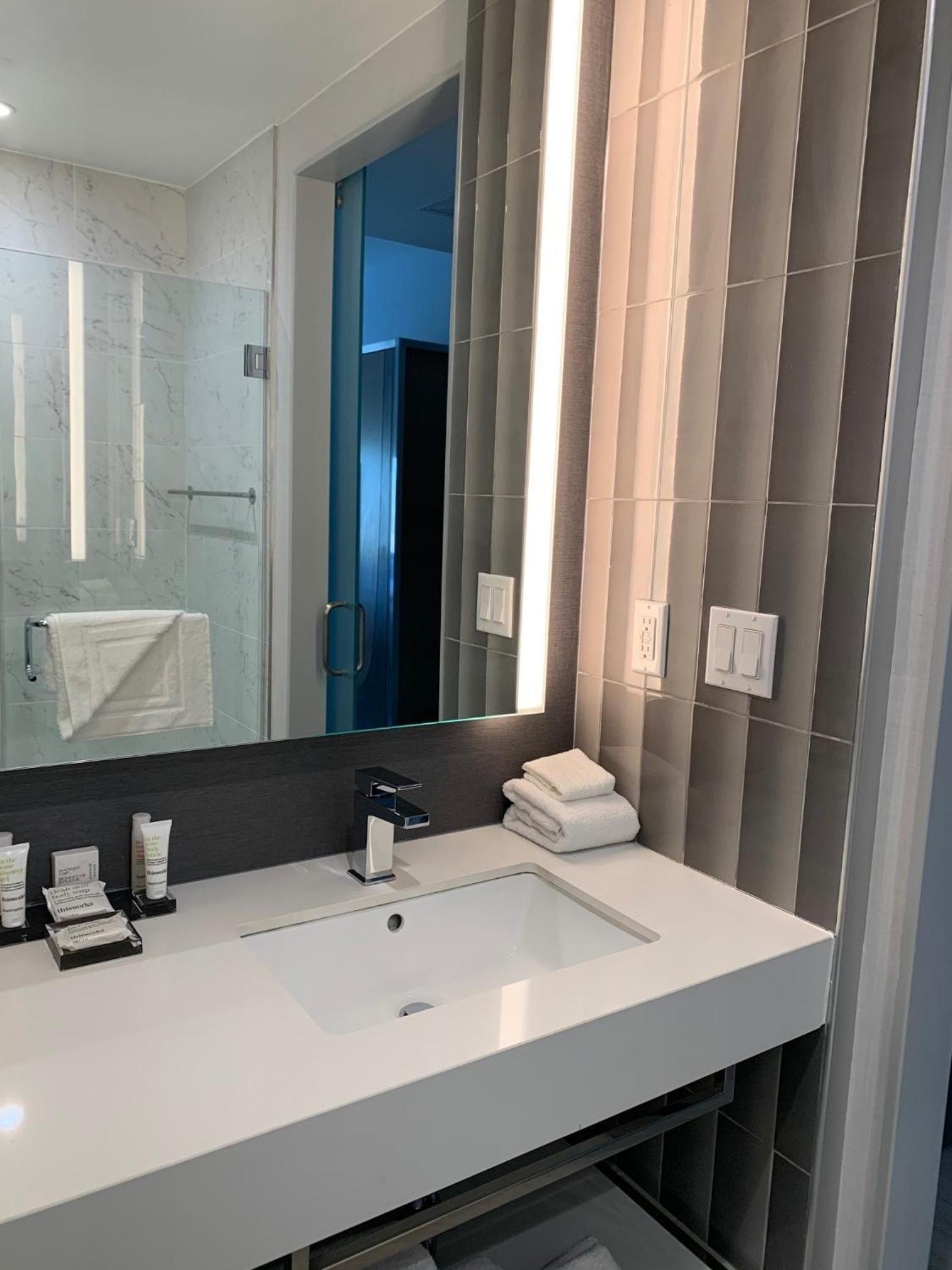 Standard Guest Room with  2 Queen Bed - Photo 6
