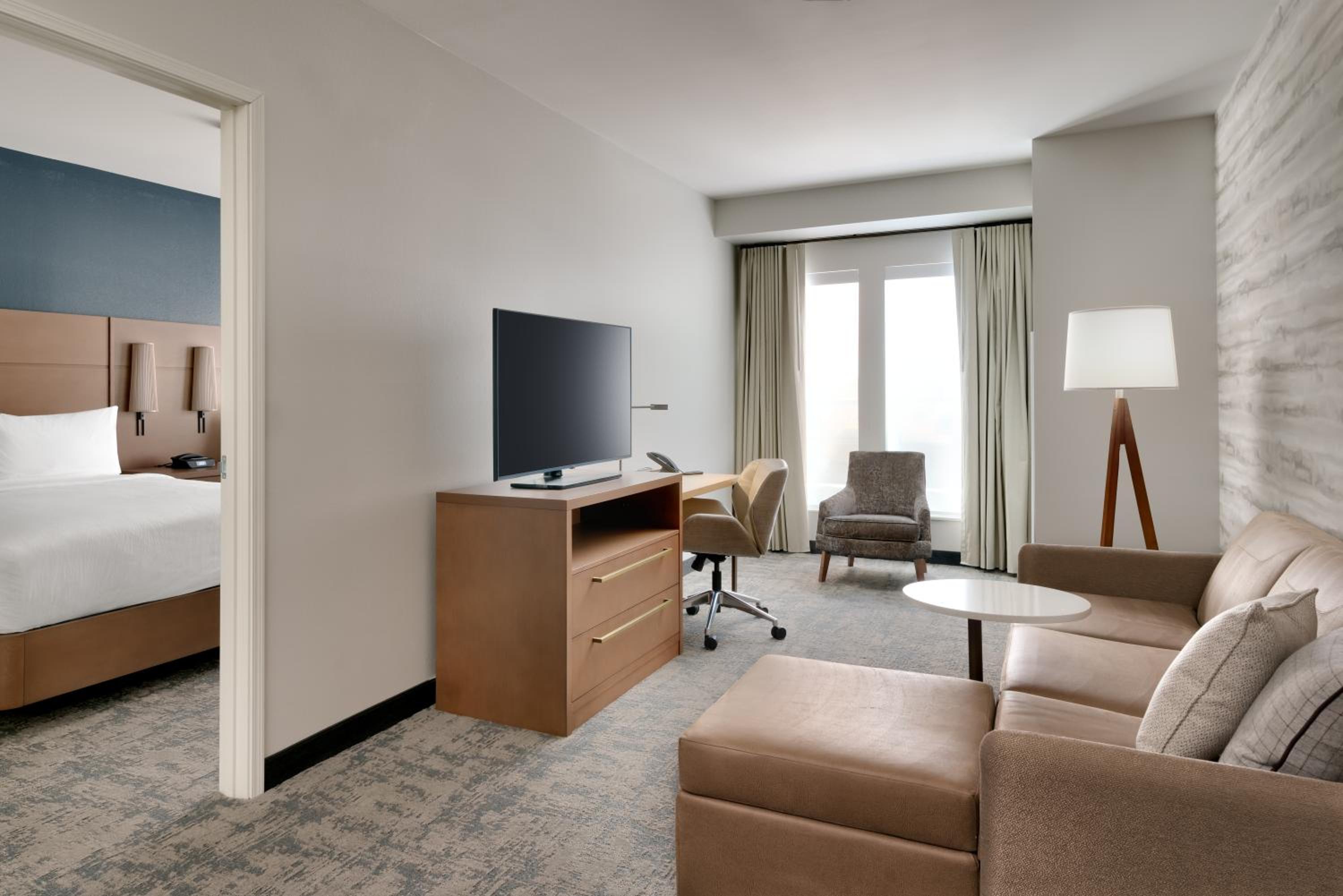 One-Bedroom Queen Suite with Sofa Bed  - Photo 6