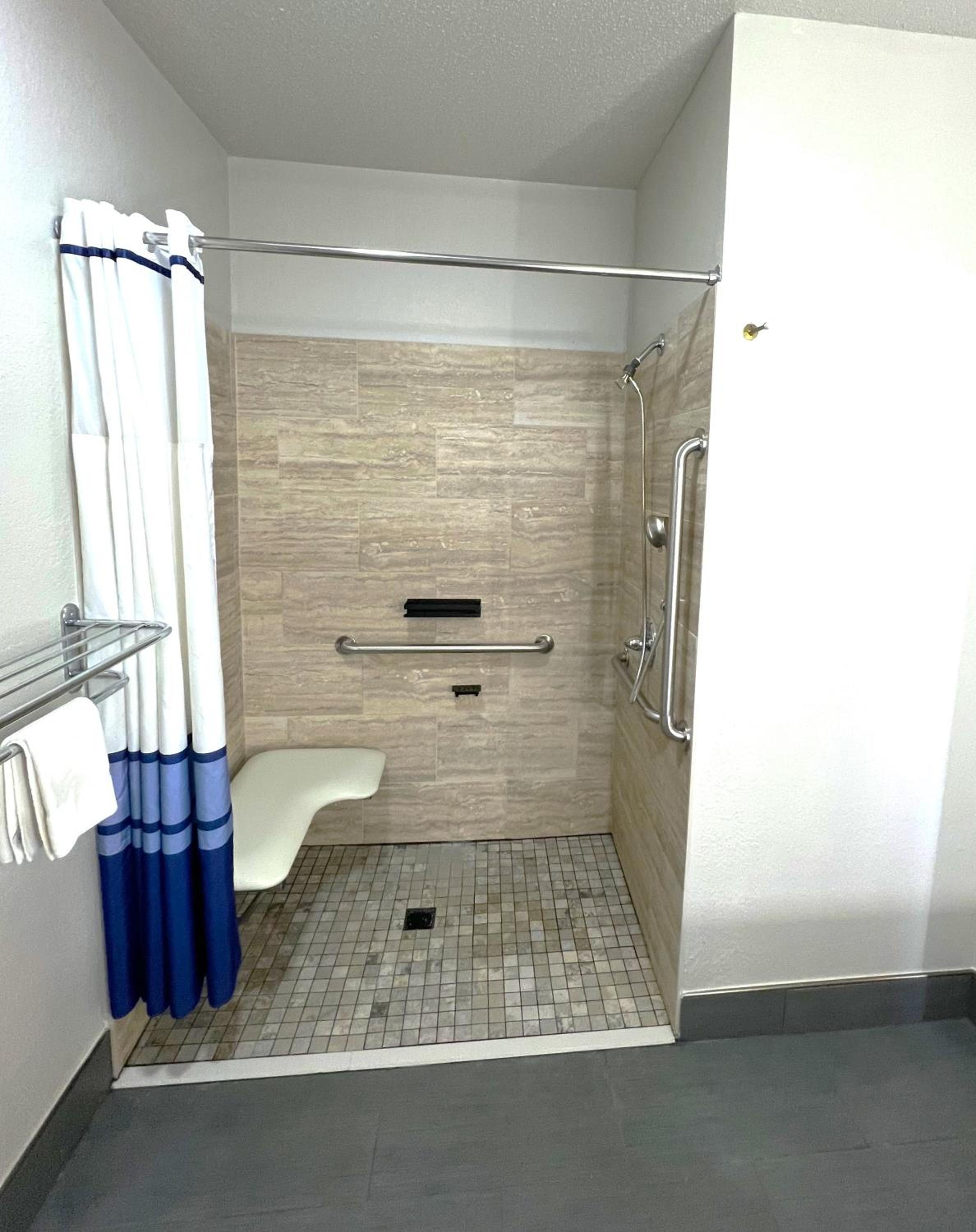 Queen Room with Two Queen Beds - Mobility Access/Non-Smoking - Photo 4