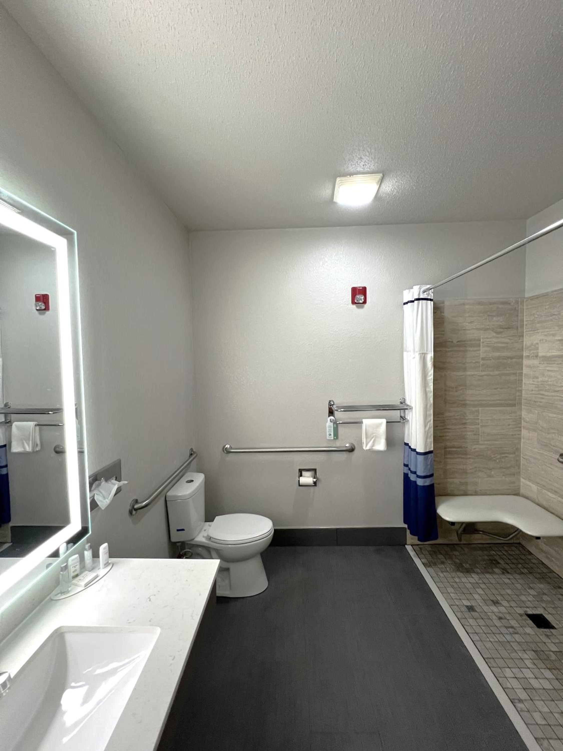Queen Room with Two Queen Beds - Mobility Access/Non-Smoking - Photo 2