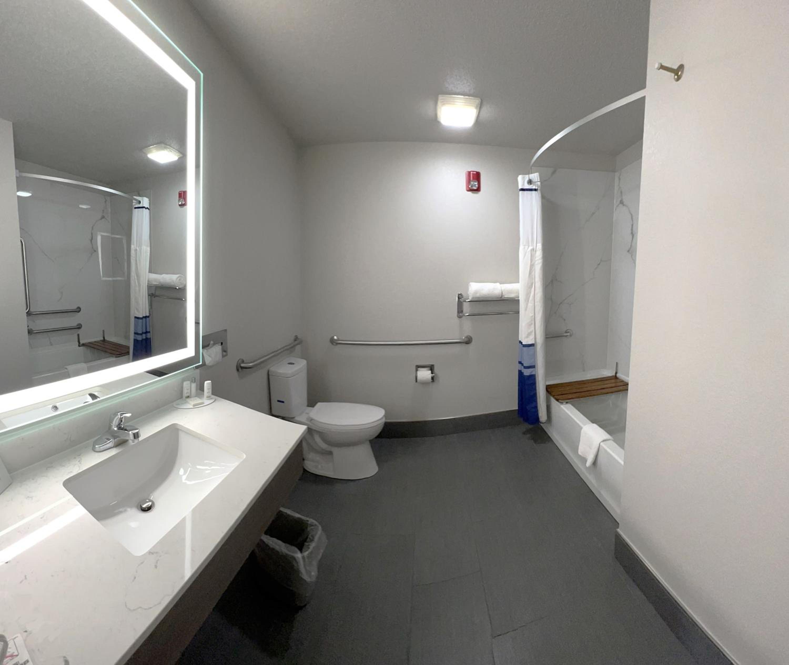 Queen Room with Two Queen Beds - Mobility Access/Non-Smoking - Photo 5