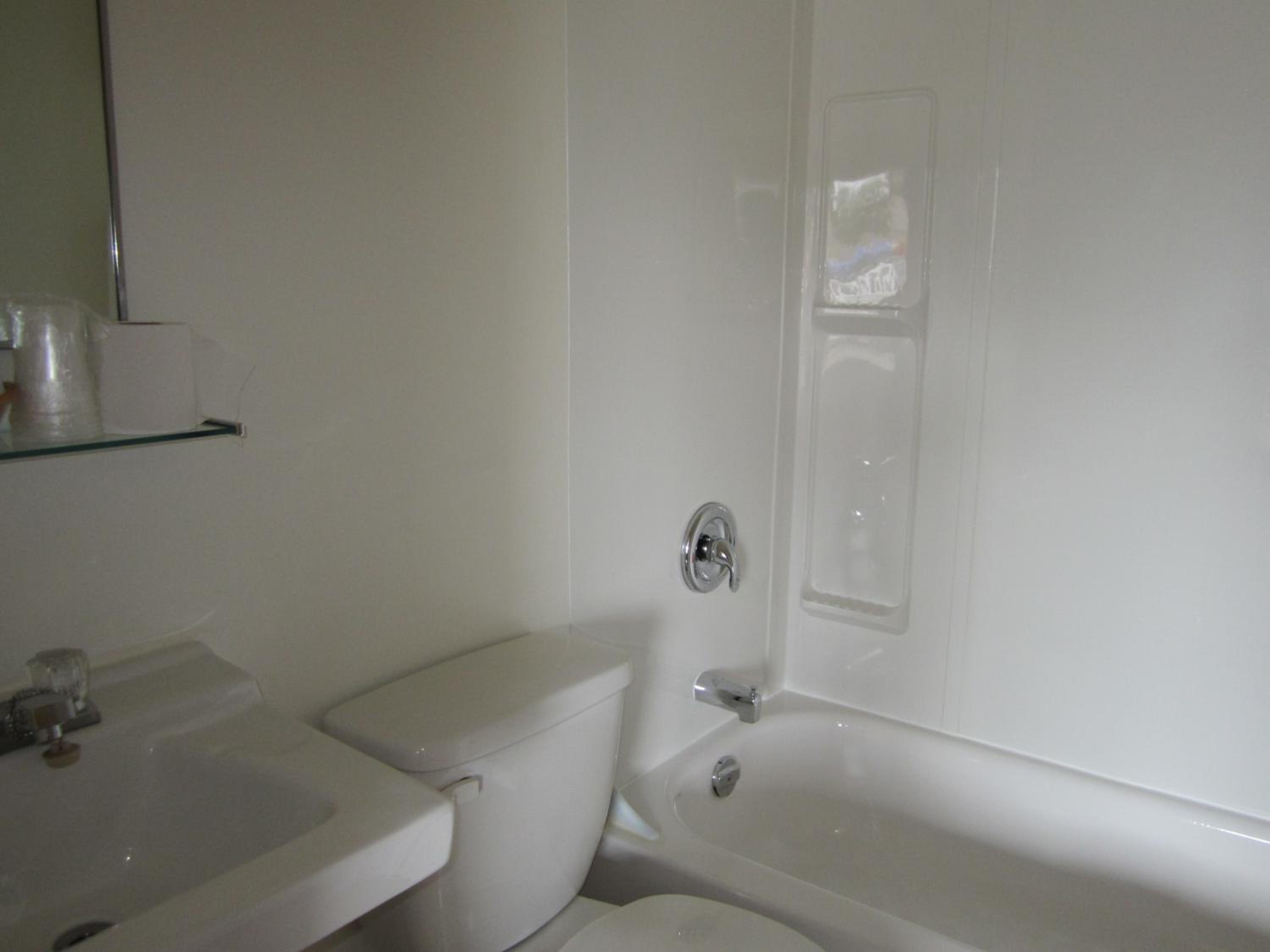 Deluxe Queen Room - Photo 8