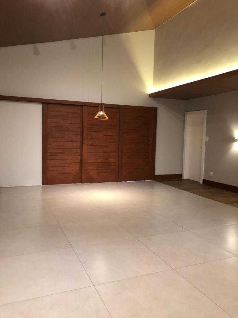 Eight-Bedroom House photo 1