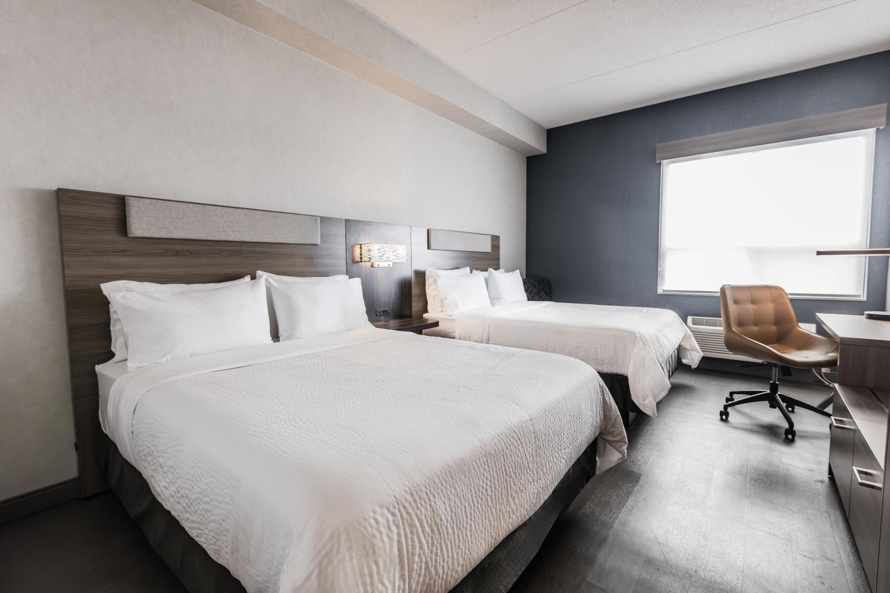 Standard Room with Two Queen Beds - Photo 24