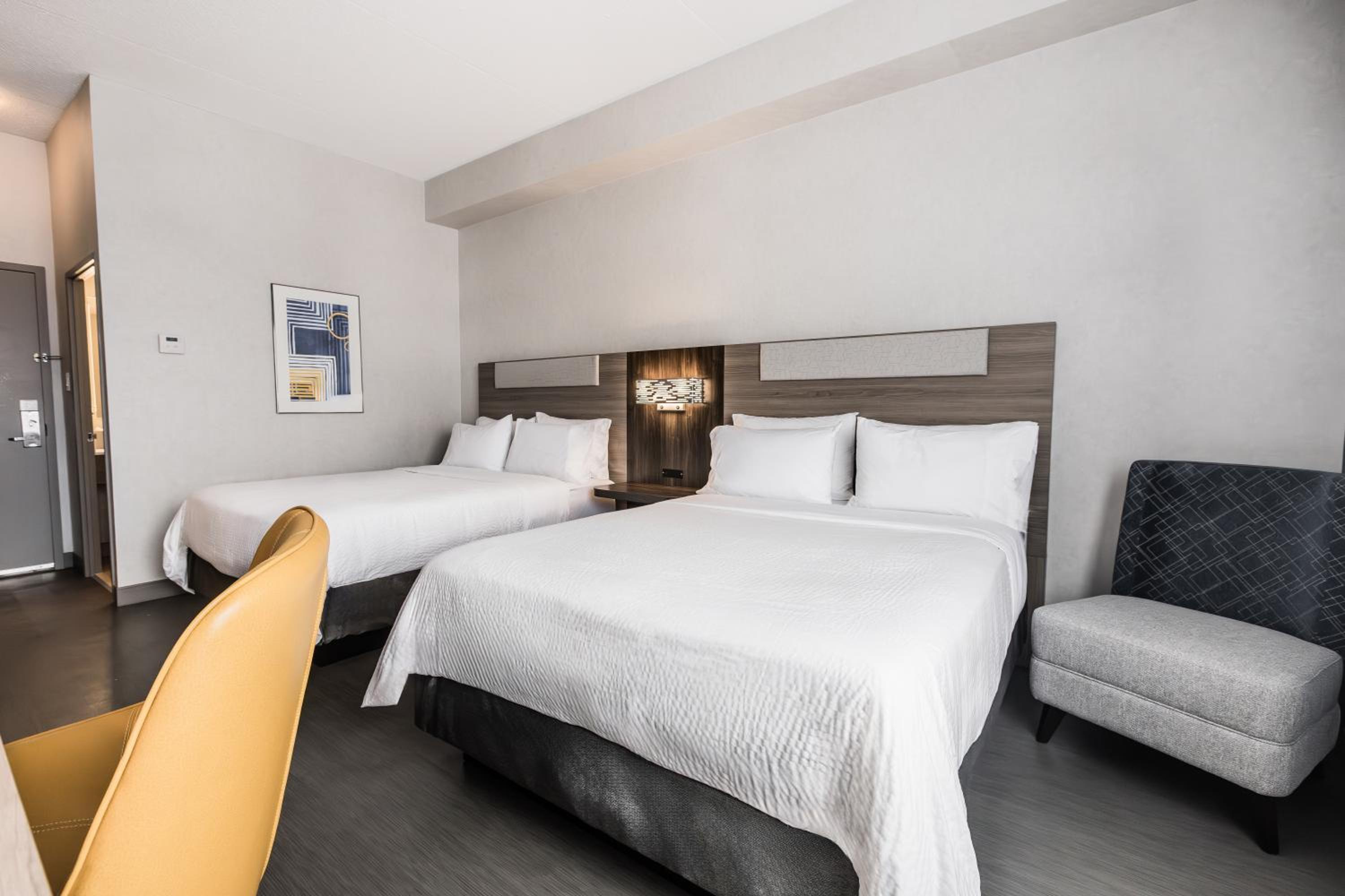 Standard Room with Two Queen Beds - Photo 8