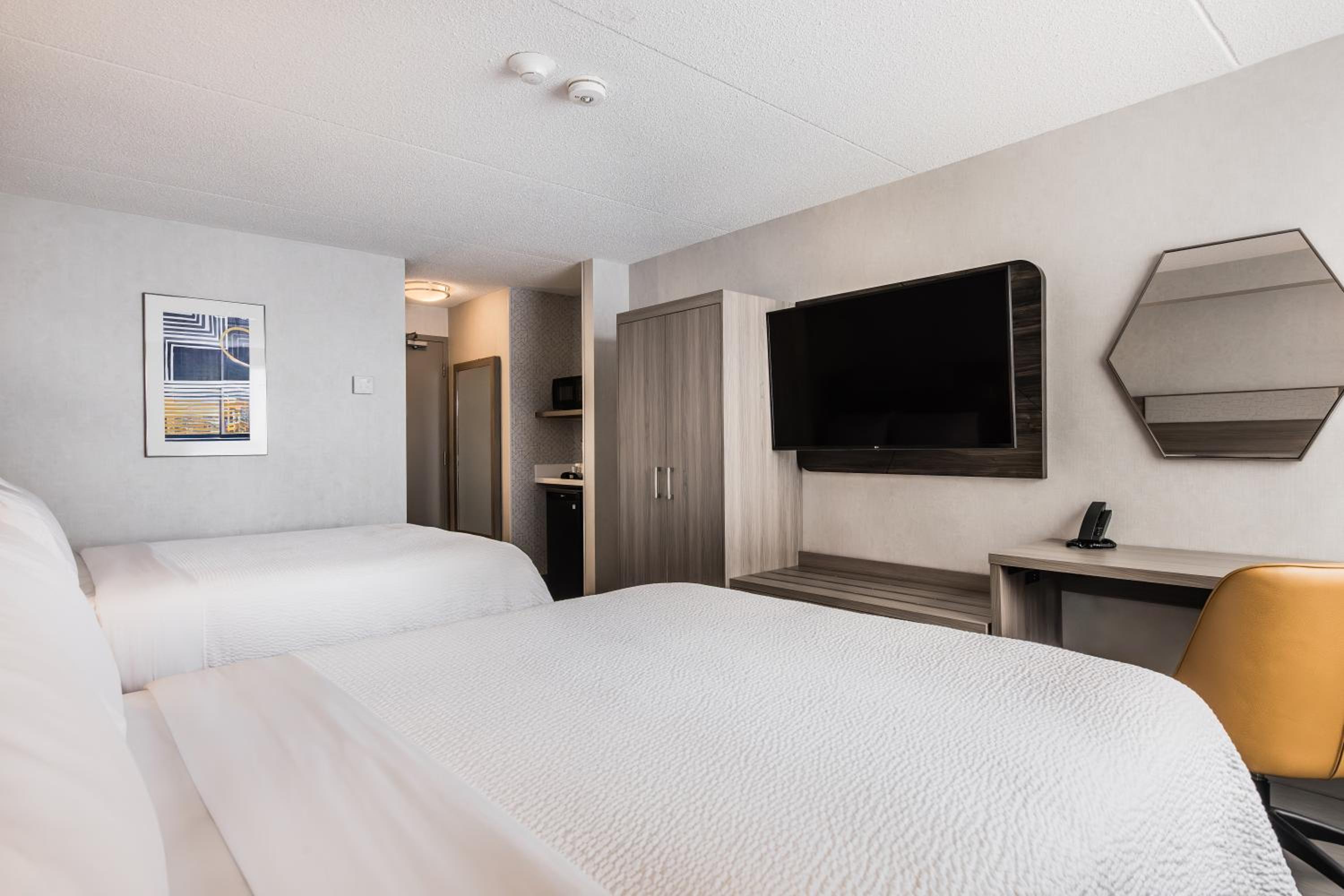 Standard Room with Two Queen Beds - Photo 11