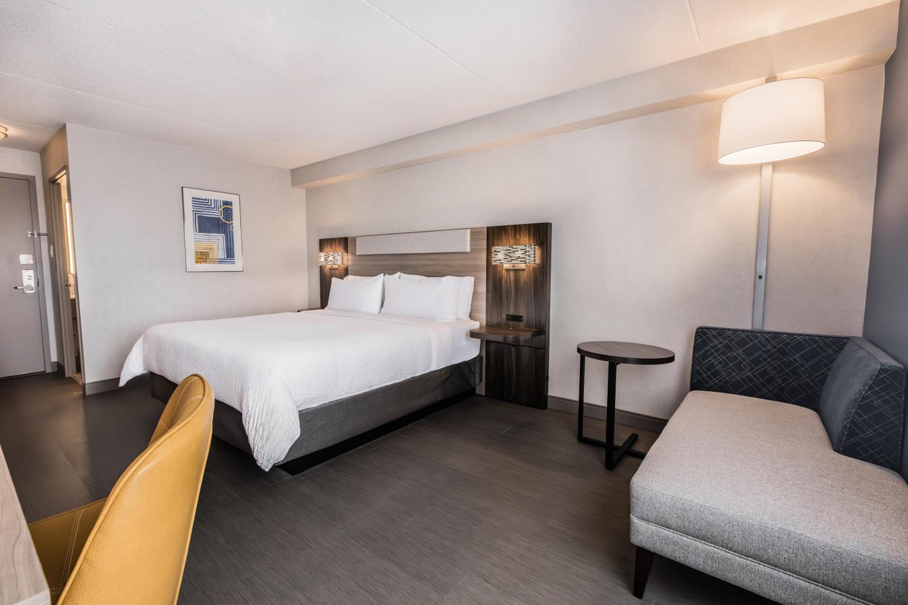 Queen Room with Accessible Transfer Shower - Non-Smoking - Photo 10