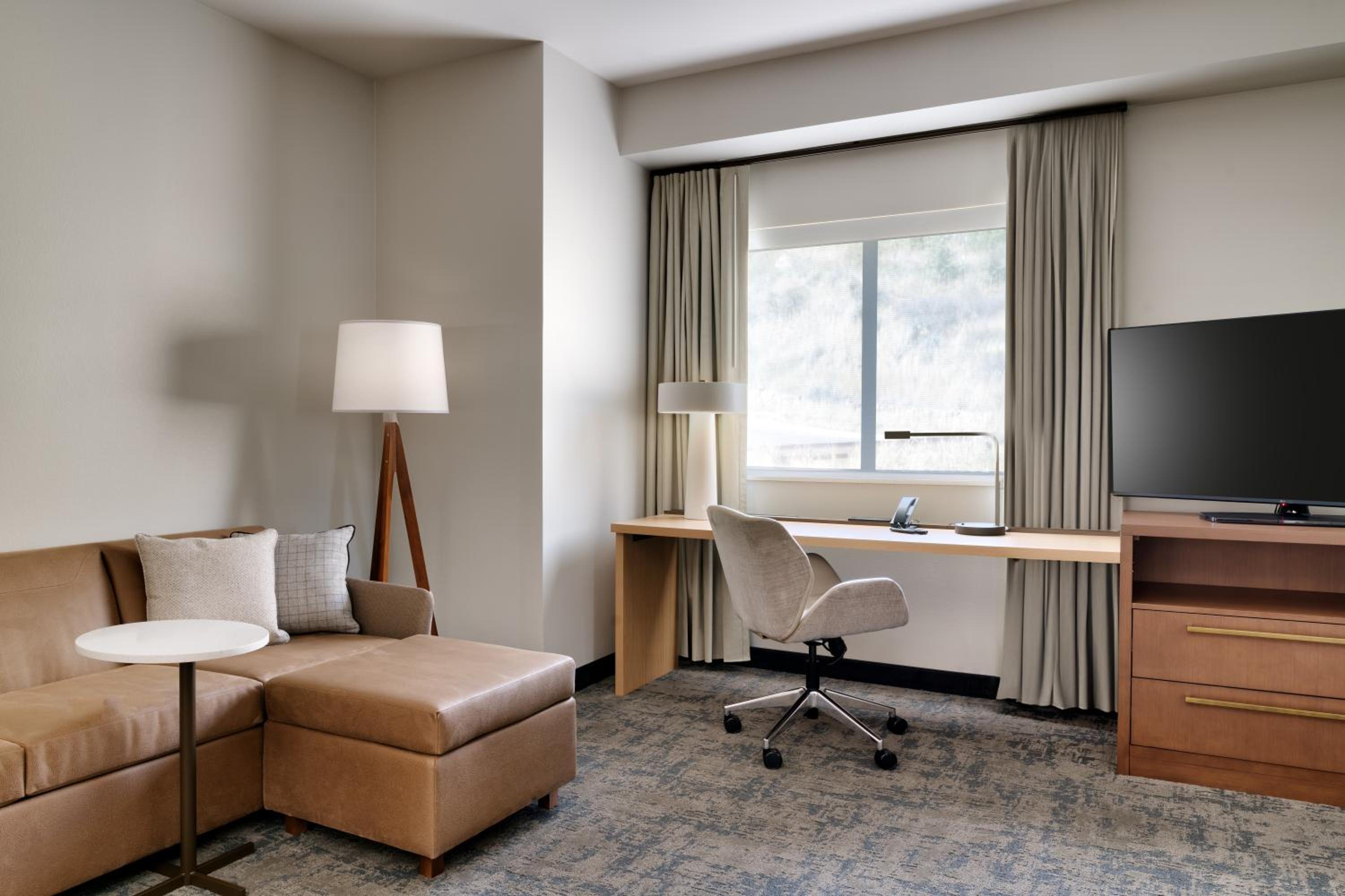 One-Bedroom King Suite with Sofa Bed and Balcony - Photo 8