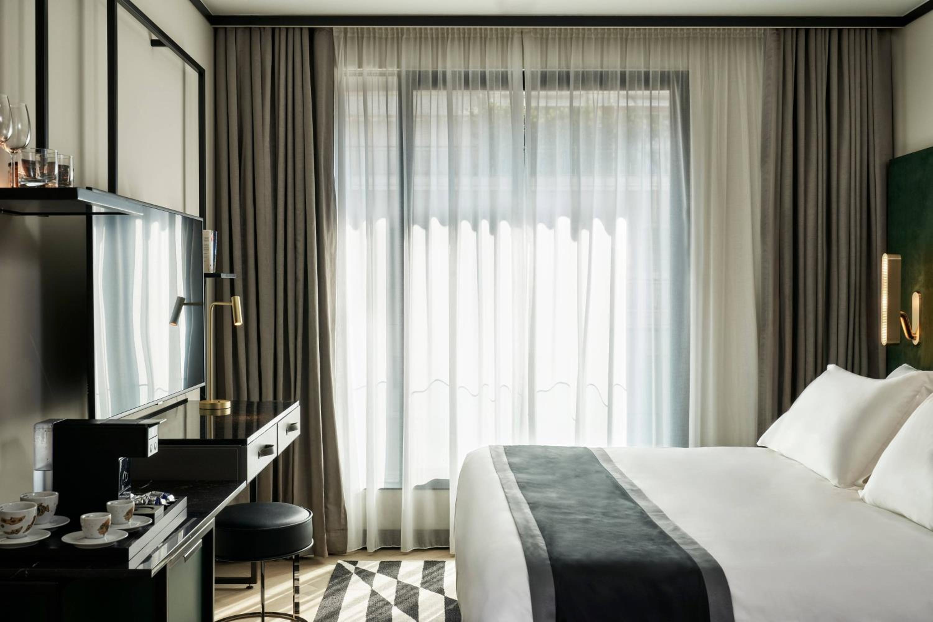 City View, Deluxe Guestroom, 1 King Bed