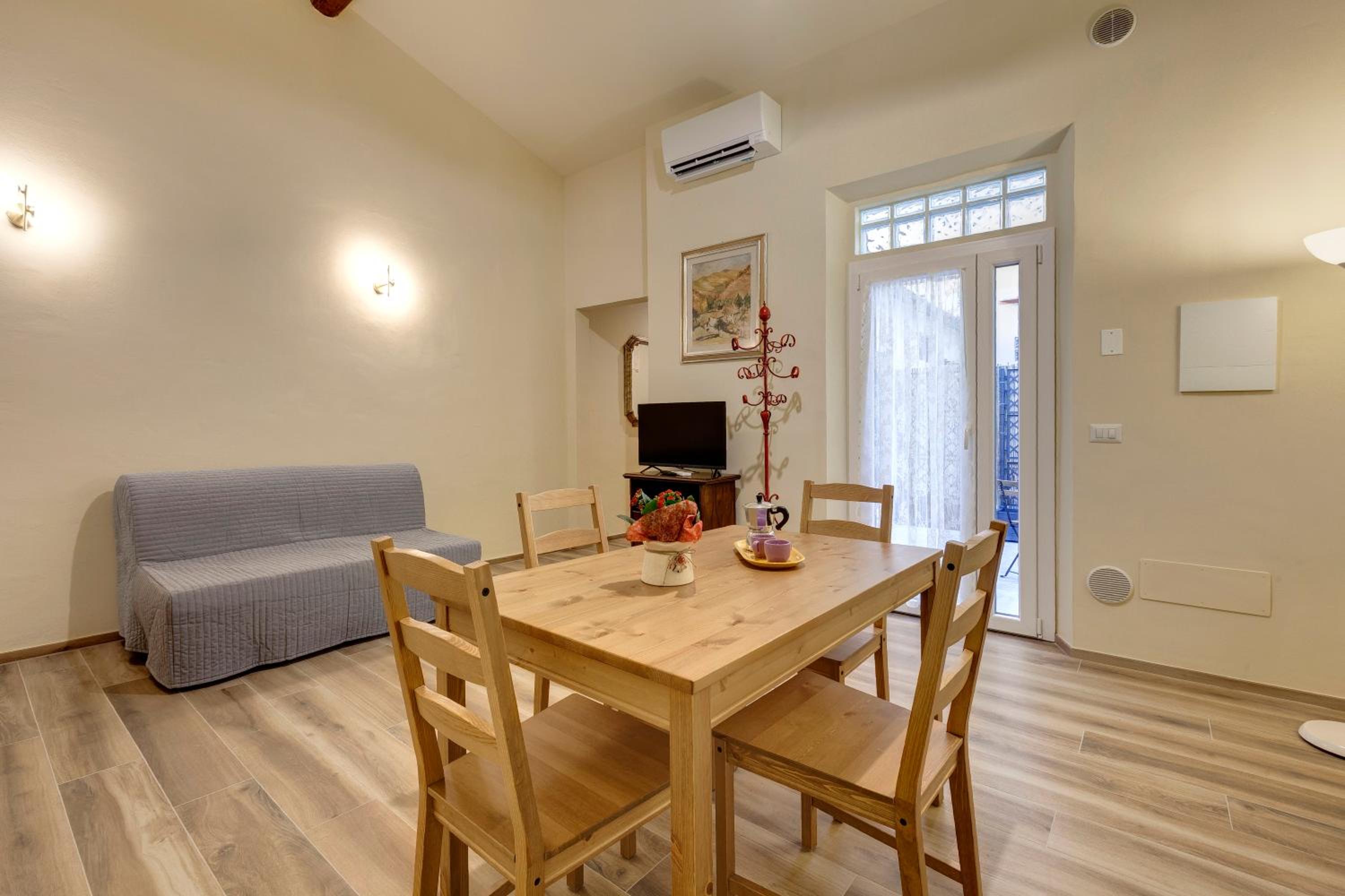 One-Bedroom Apartment photo 2
