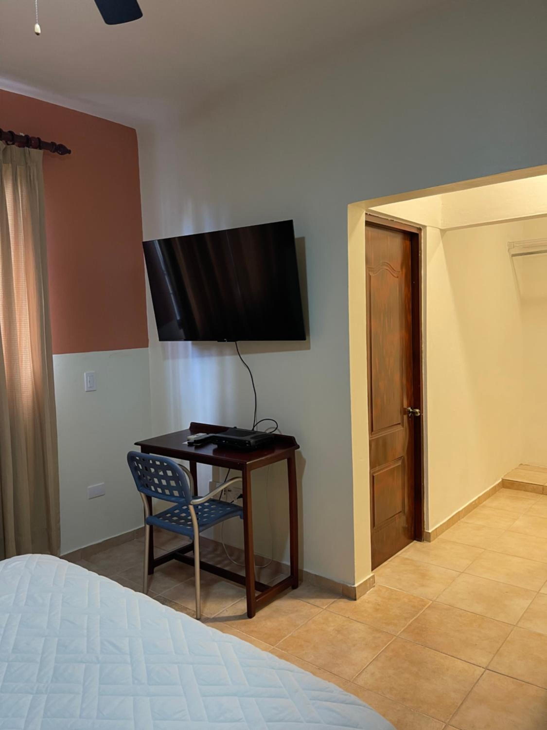 One-Bedroom Deluxe Apartment - Photo 2