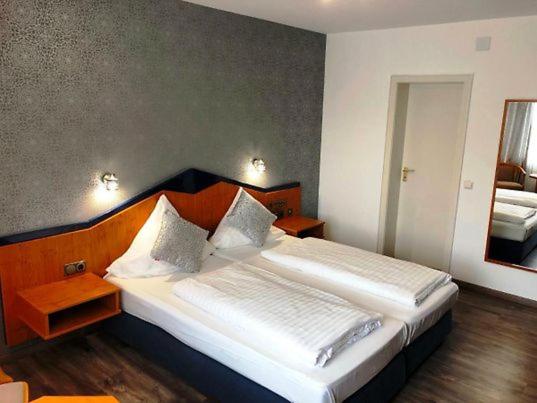 Twin Room - Photo 1
