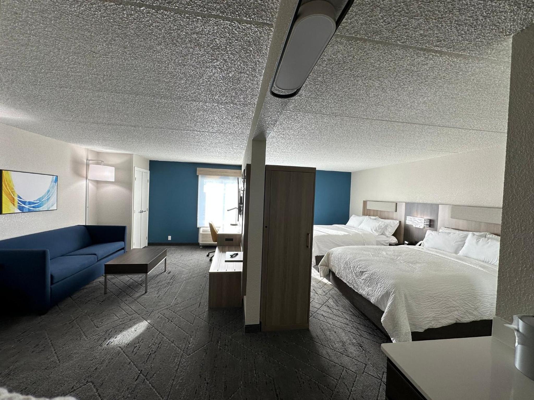 Queen Suite with Two Queen Beds - Photo 3