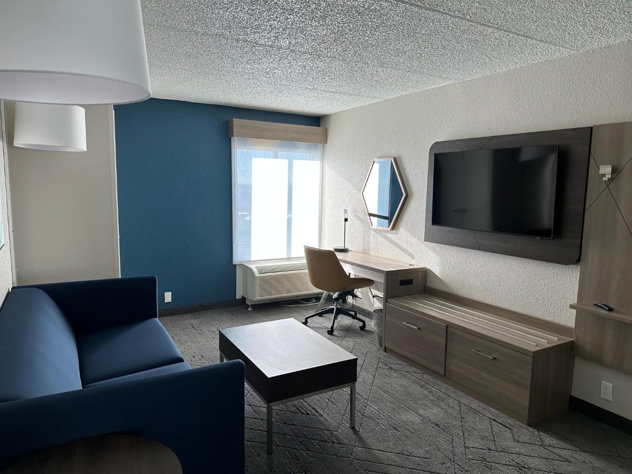 Queen Suite with Two Queen Beds - Photo 6