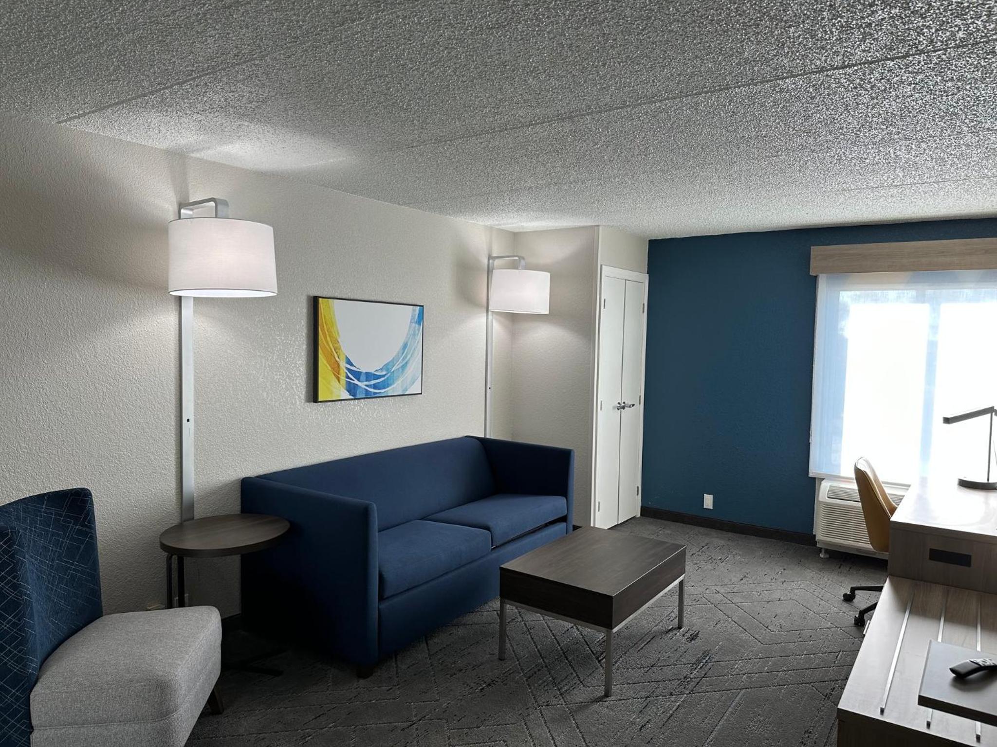 Queen Suite with Two Queen Beds - Photo 7